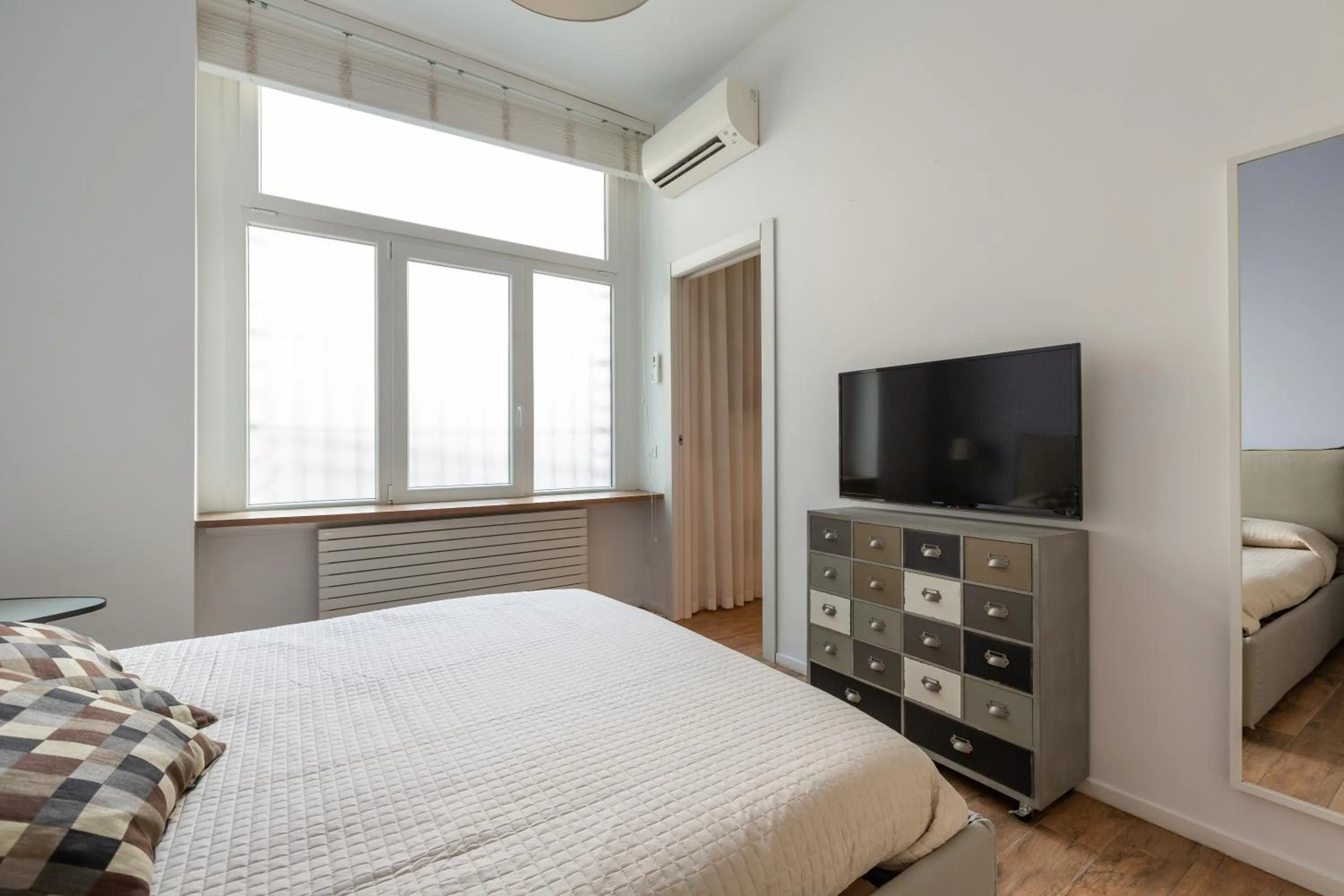 Photo of the whole room, Bed in EasyTopStay - Tricolore Modern and Cozy Apartment