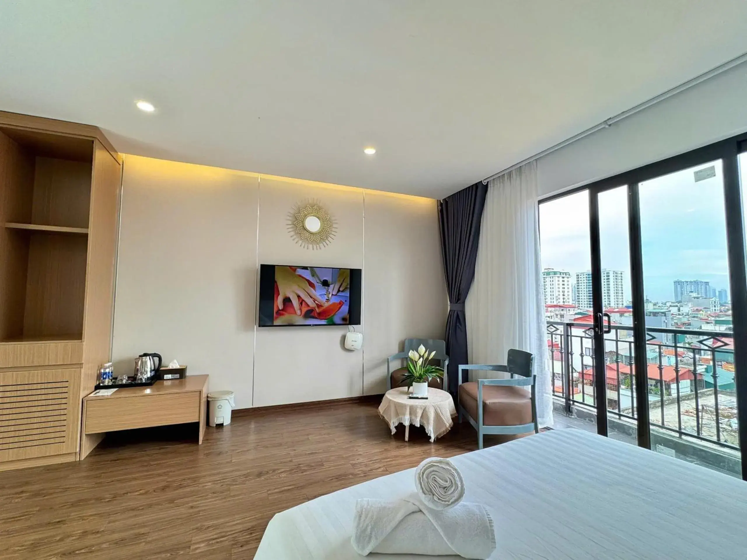 Queen Room with Balcony in 22housing Hotel 20 Linh Lang Queen Room with Balcony in 22housing Hotel 20 Linh Lang