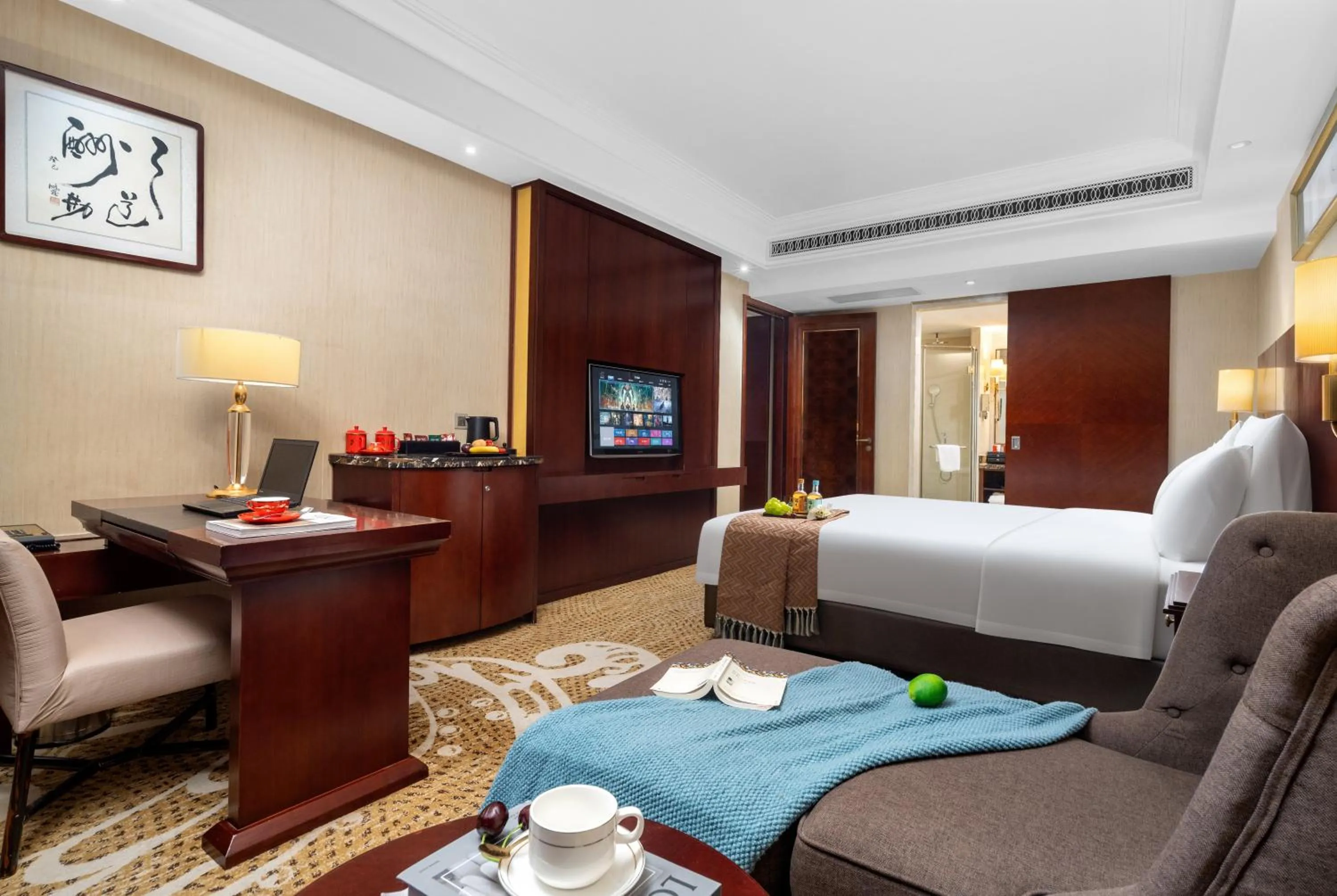 Bedroom, Bed in Days Hotel & Suites China Town