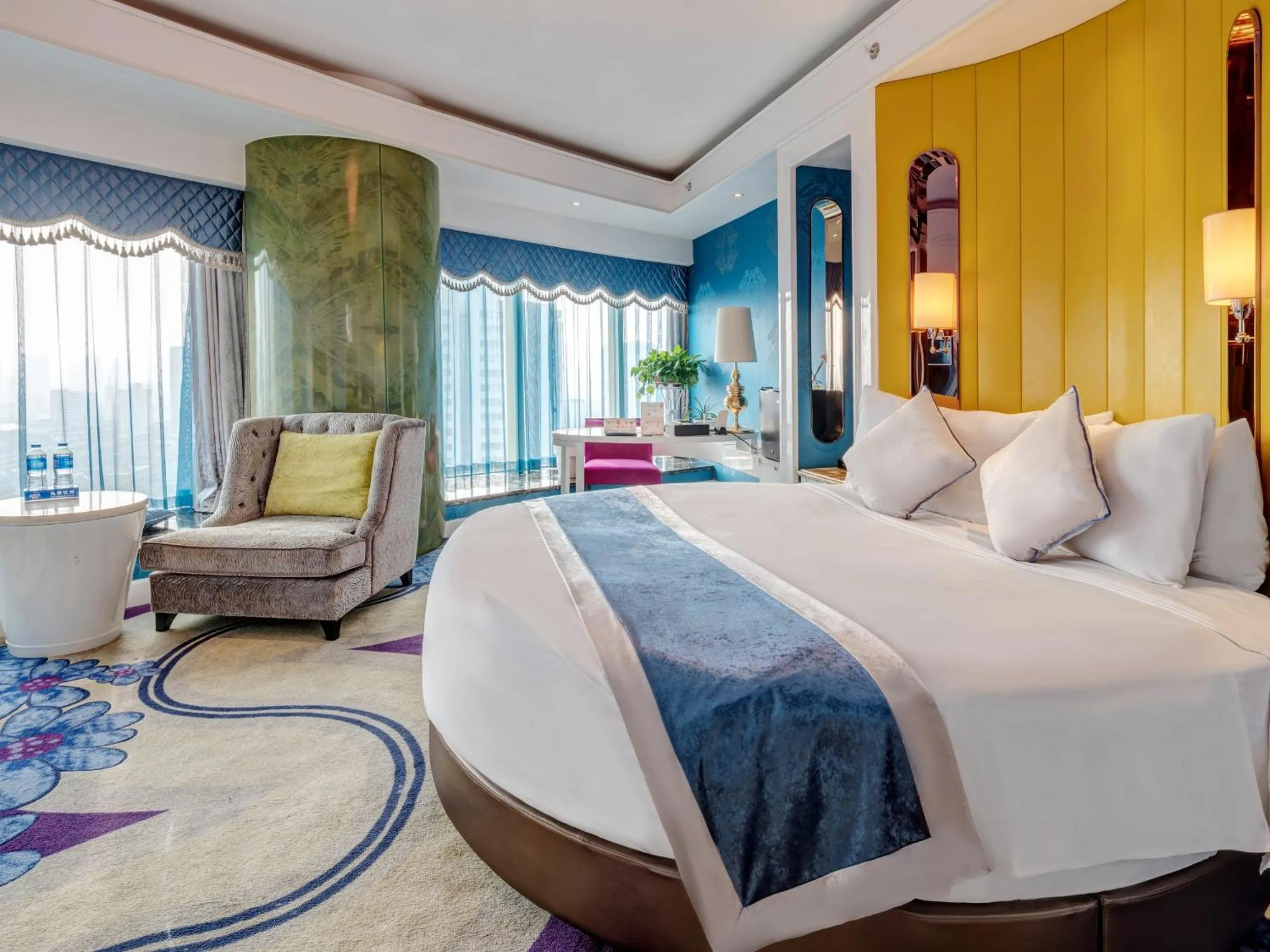 Bedroom, Bed in Days Hotel & Suites China Town