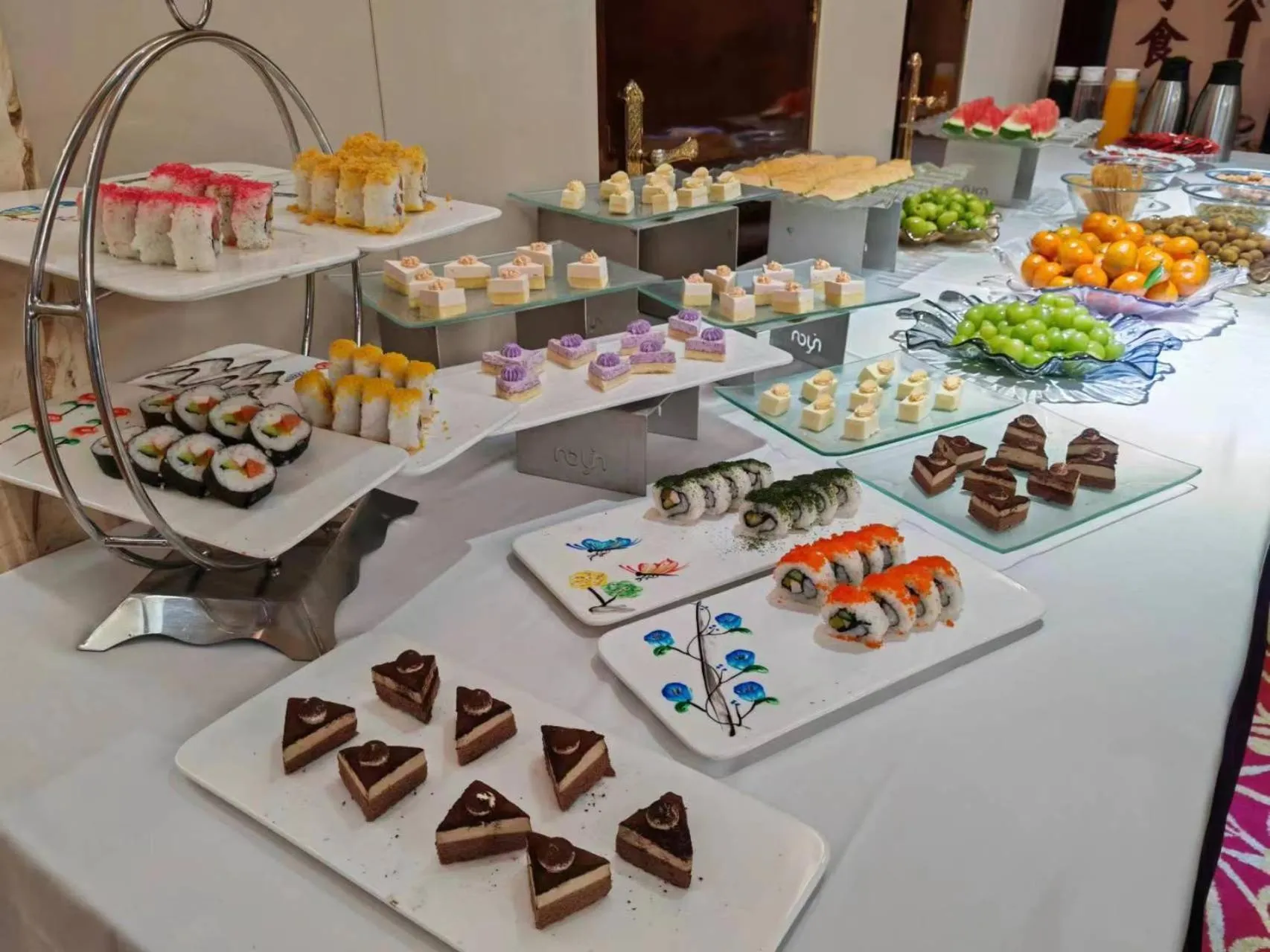 Restaurant/places to eat in Days Hotel & Suites China Town