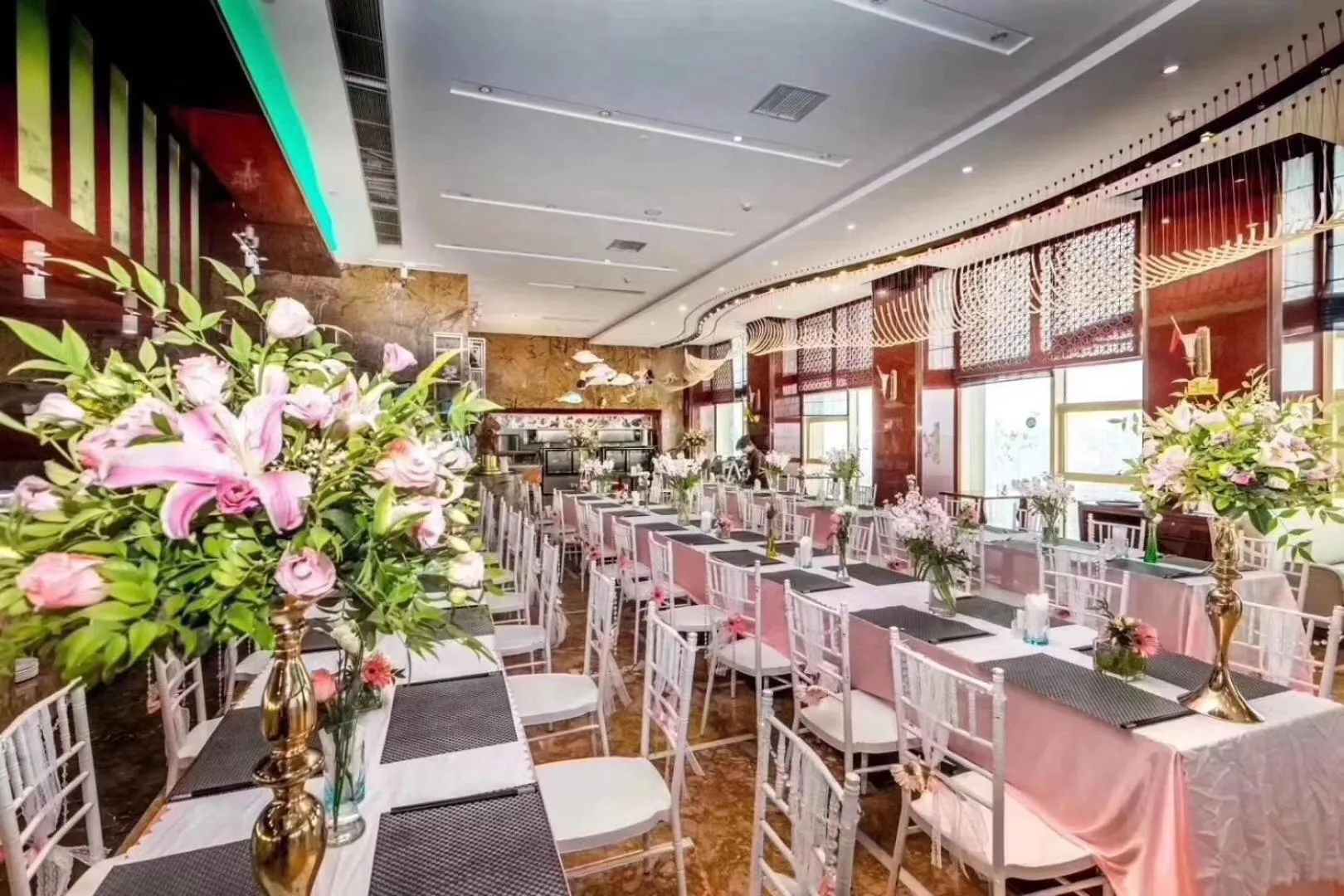 Restaurant/places to eat in Days Hotel & Suites China Town