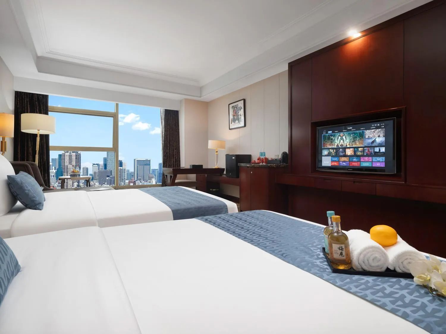 Bedroom, Bed in Days Hotel & Suites China Town