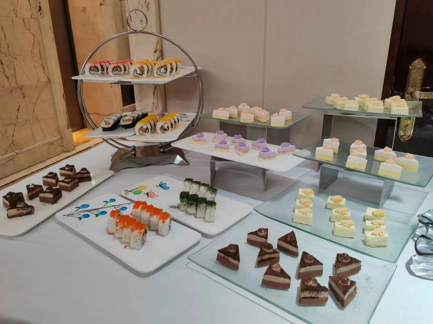 Breakfast in Days Hotel & Suites China Town