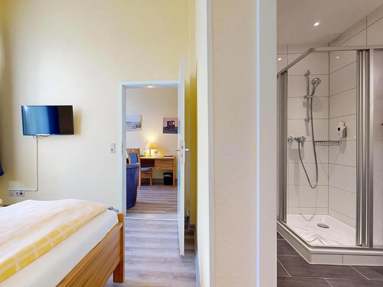 Shower, Bed in Hotel Graf Waldersee