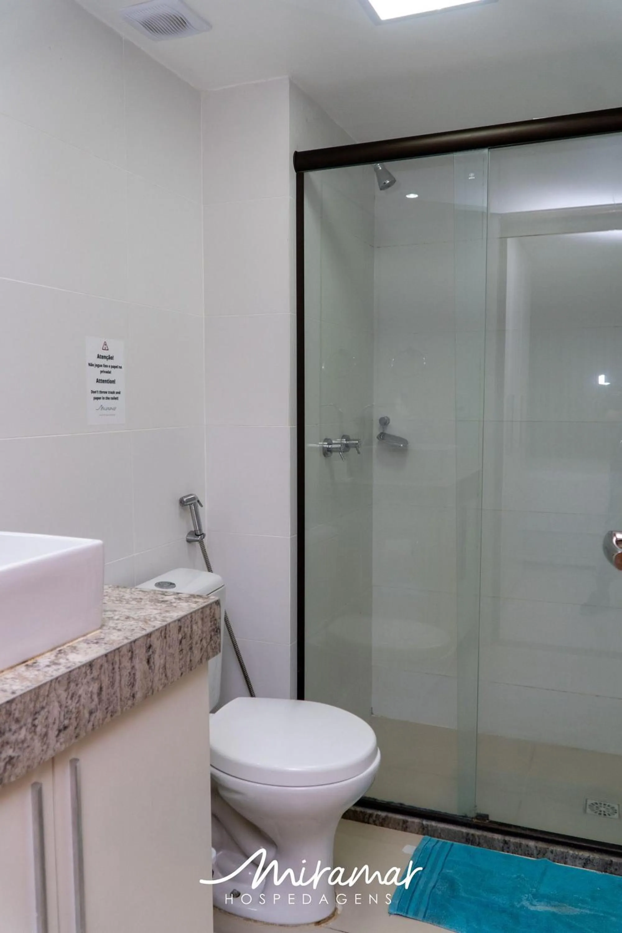 Toilet in Gold Flat - Miramar Hospedagens