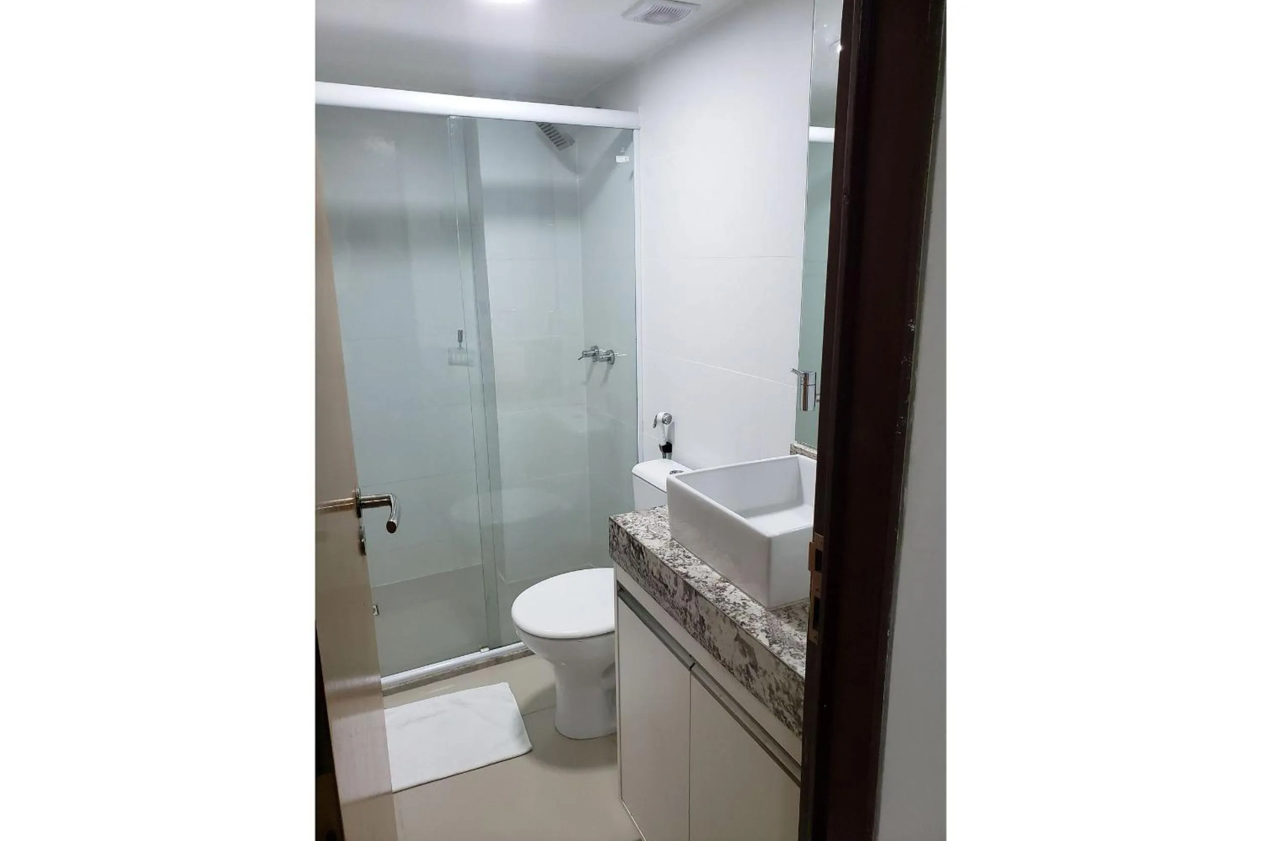 Toilet in Gold Flat - Miramar Hospedagens