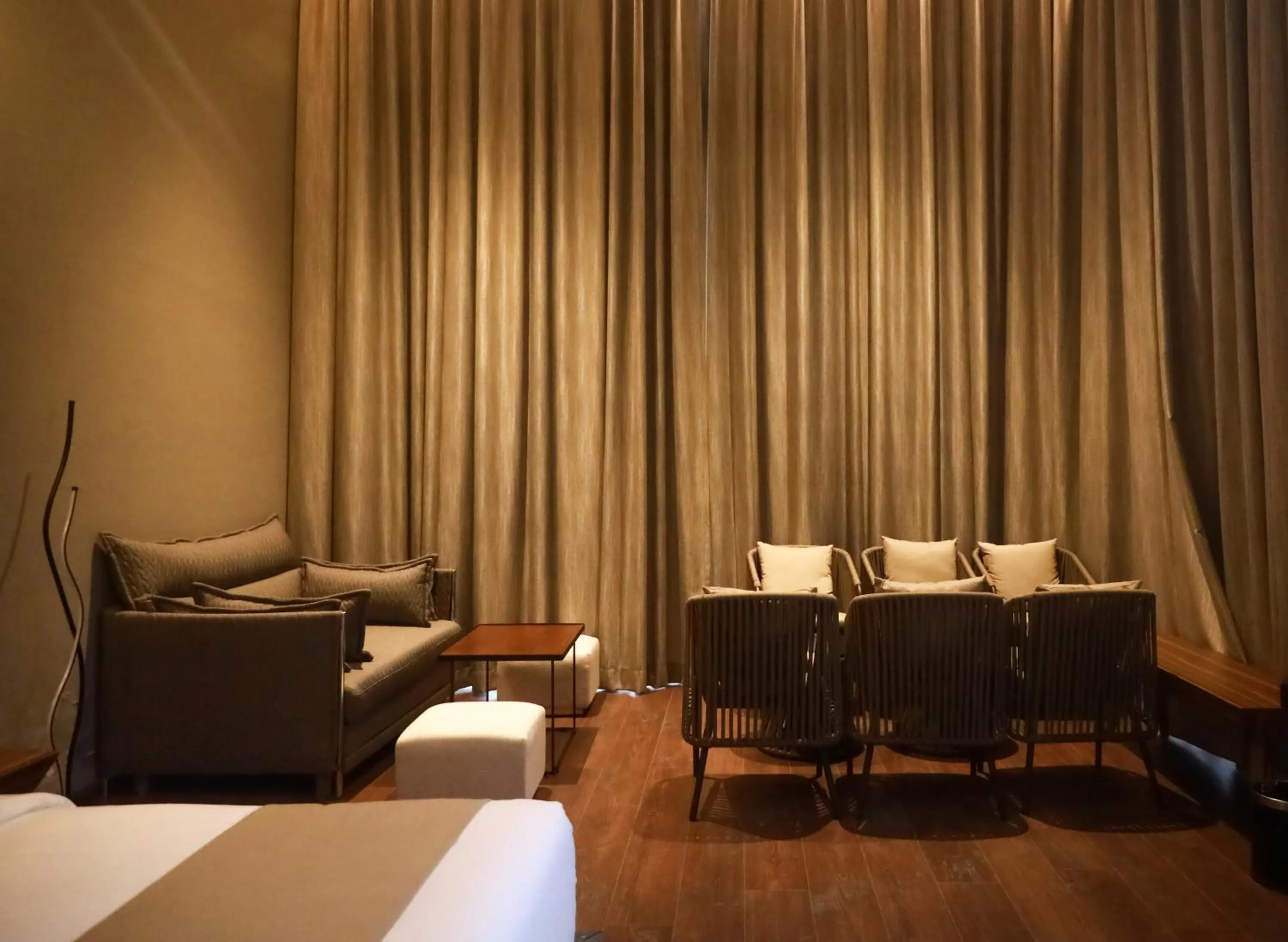 Seating area, Bed in Aria Resort & Spa