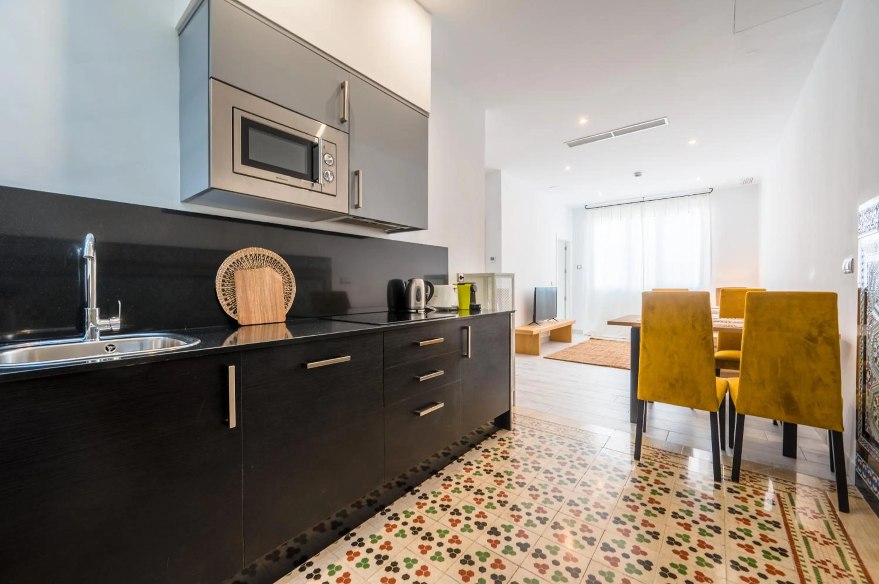 Kitchen or kitchenette in Apartamentos "El Escondite de Triana"