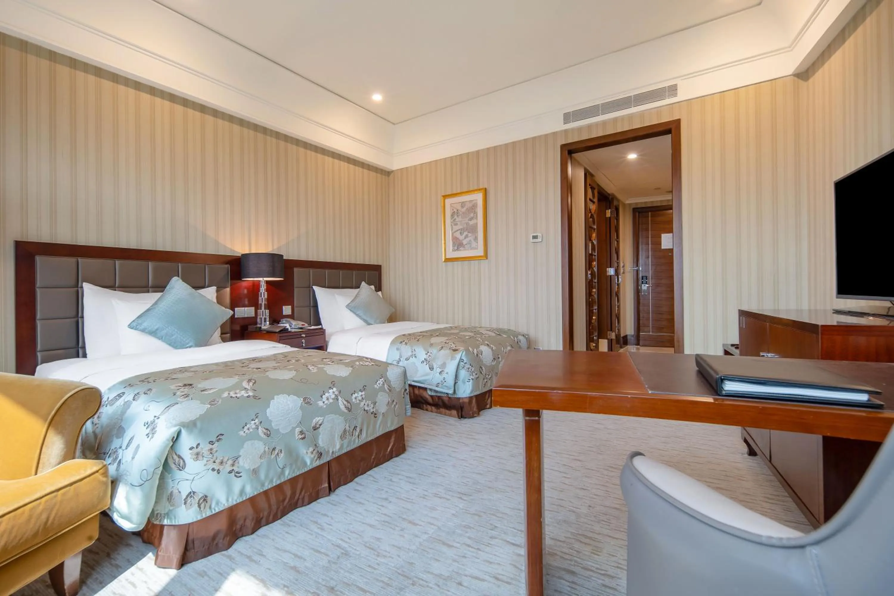 Photo of the whole room, Bed in Wuhan Jin Jiang International Hotel