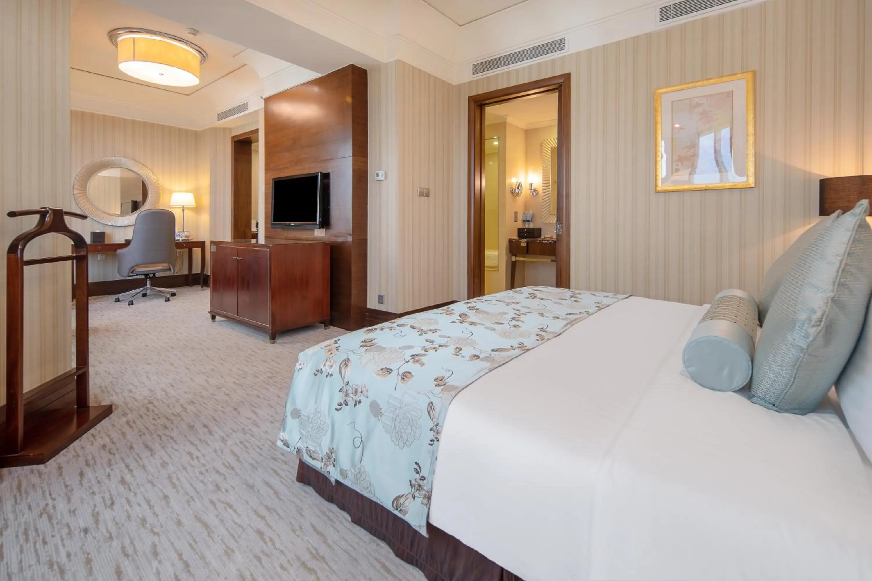 Photo of the whole room, Bed in Wuhan Jin Jiang International Hotel