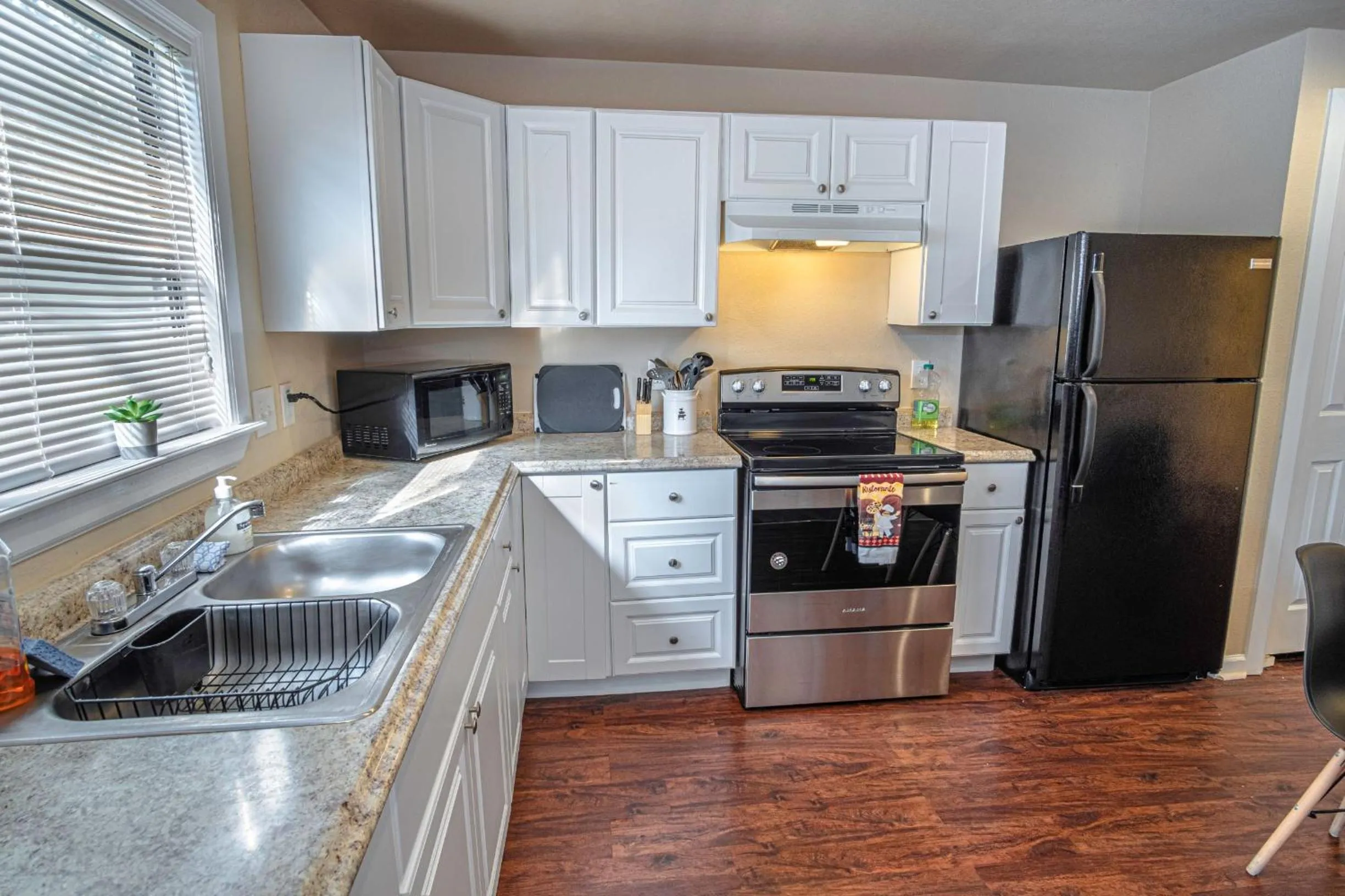 Kitchen or kitchenette in Nice 3B 2BA Near Downtown 2 Min AtandT Center