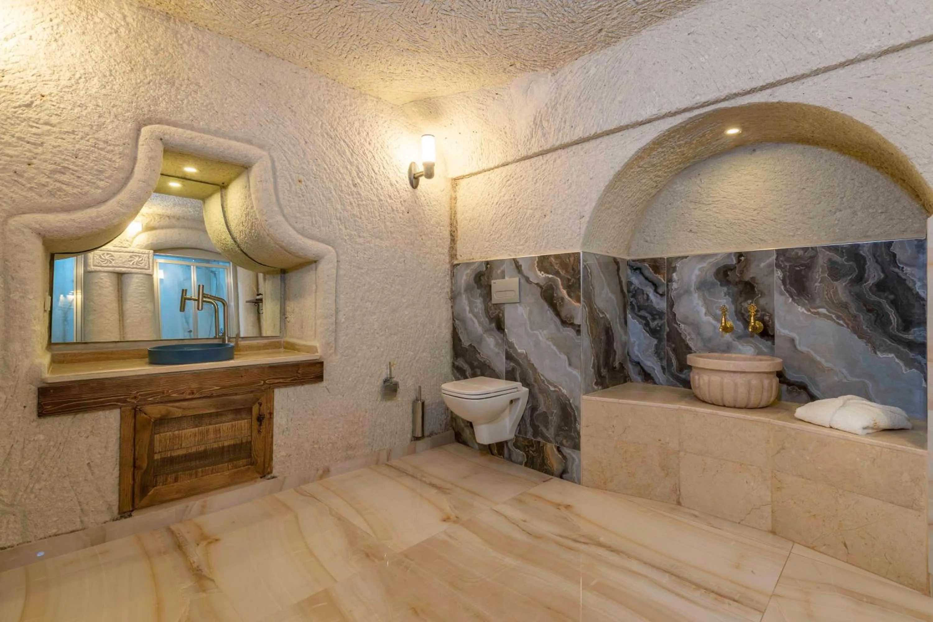 Public Bath in Helen Cave Suites