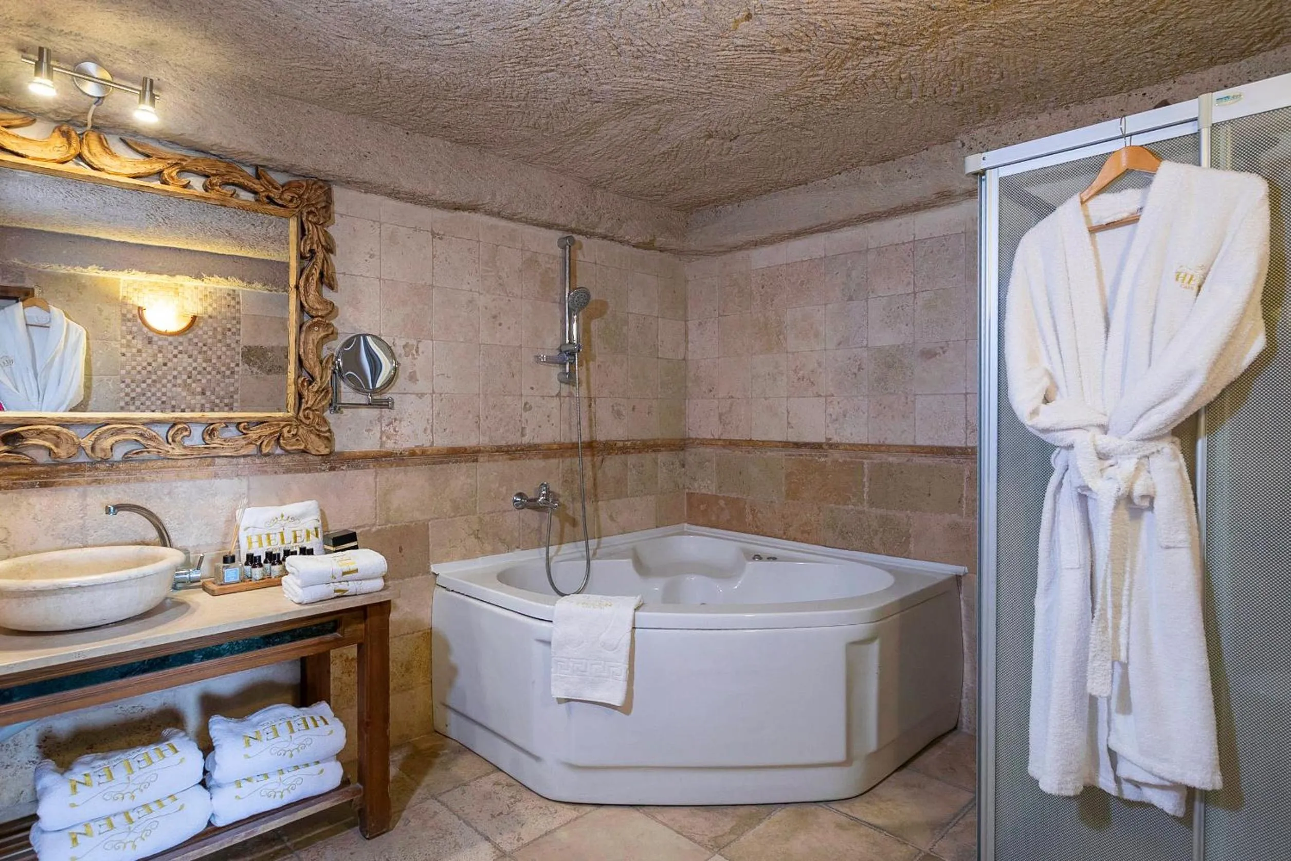 Bathroom in Helen Cave Suites