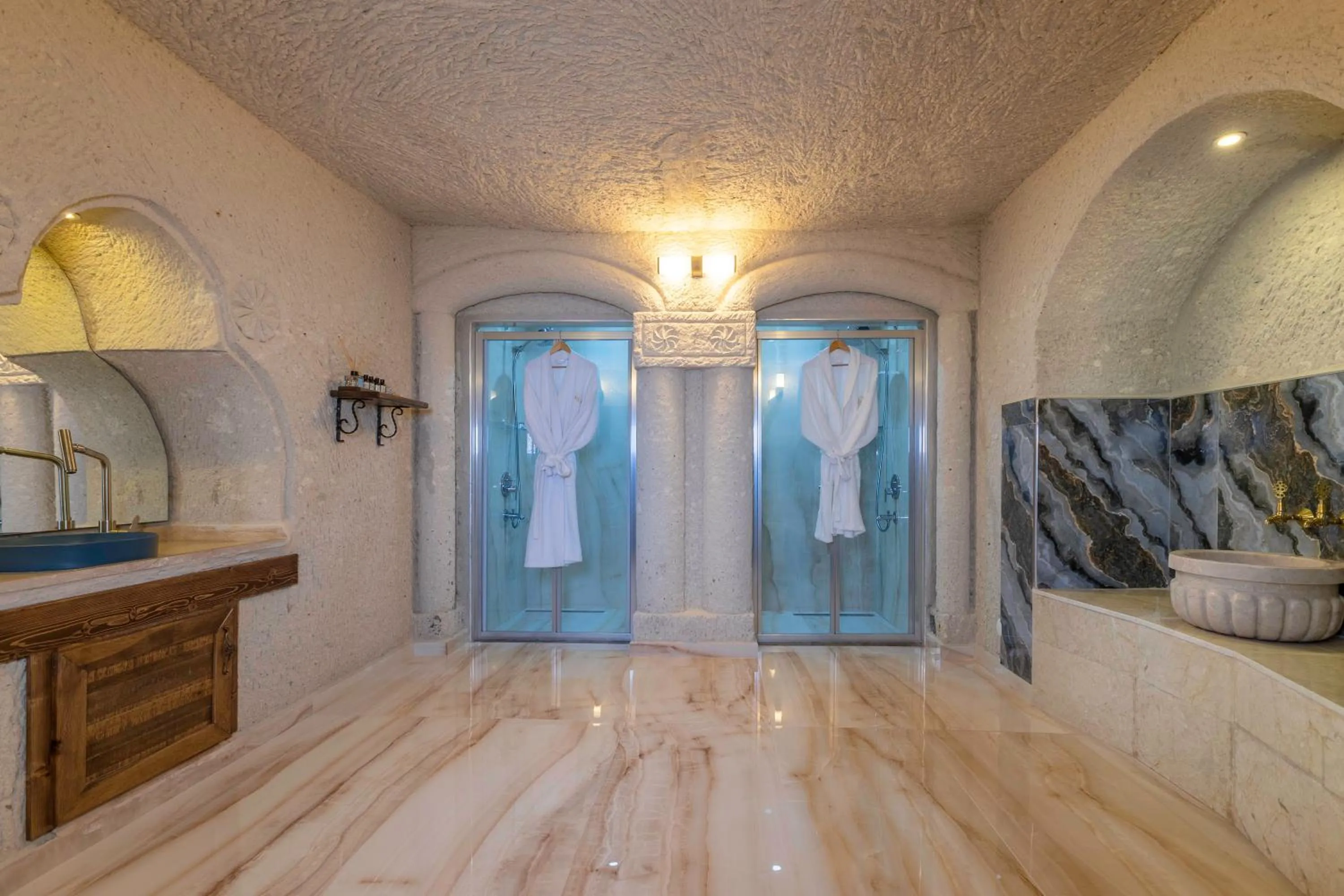 Bathroom in Helen Cave Suites