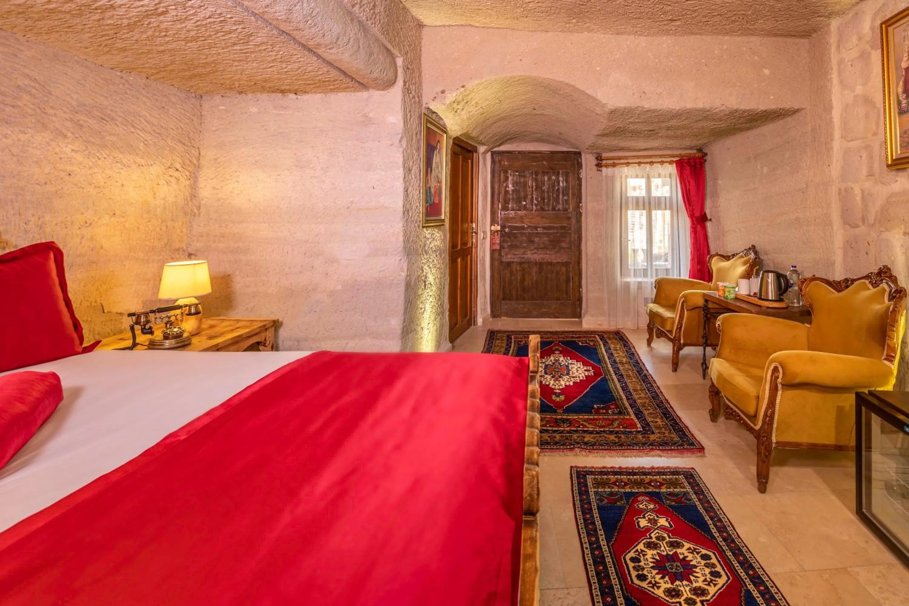 Photo of the whole room in Helen Cave Suites