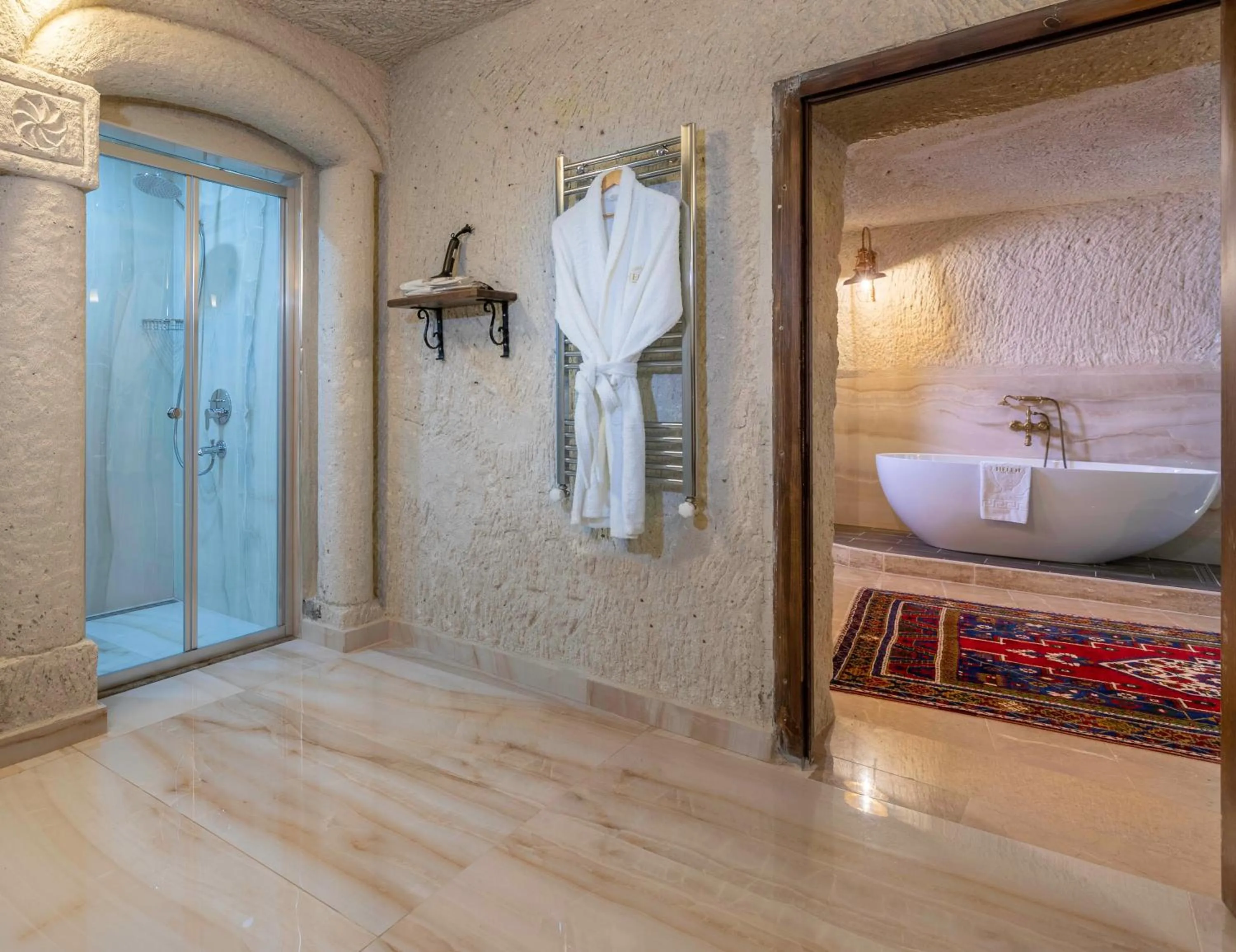 Bathroom in Helen Cave Suites