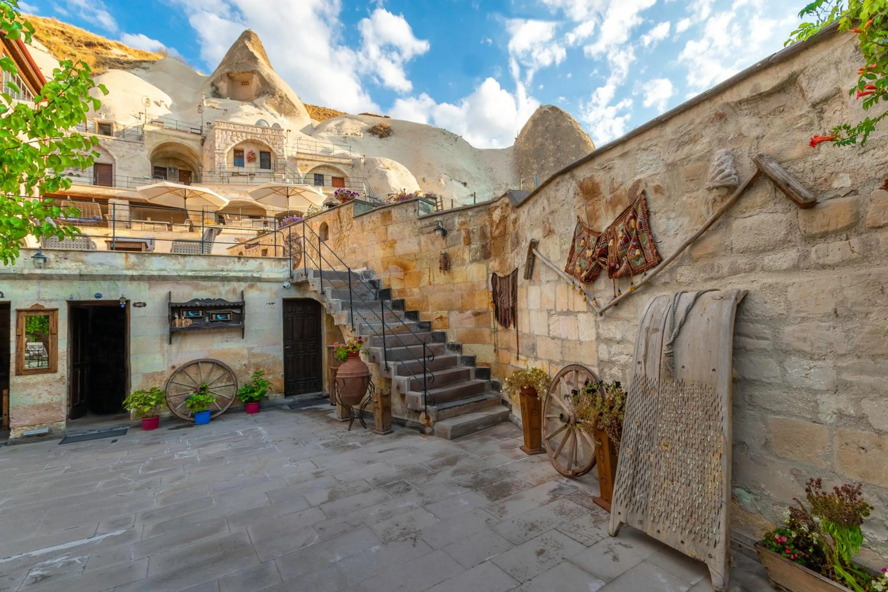 Facade/entrance in Helen Cave Suites