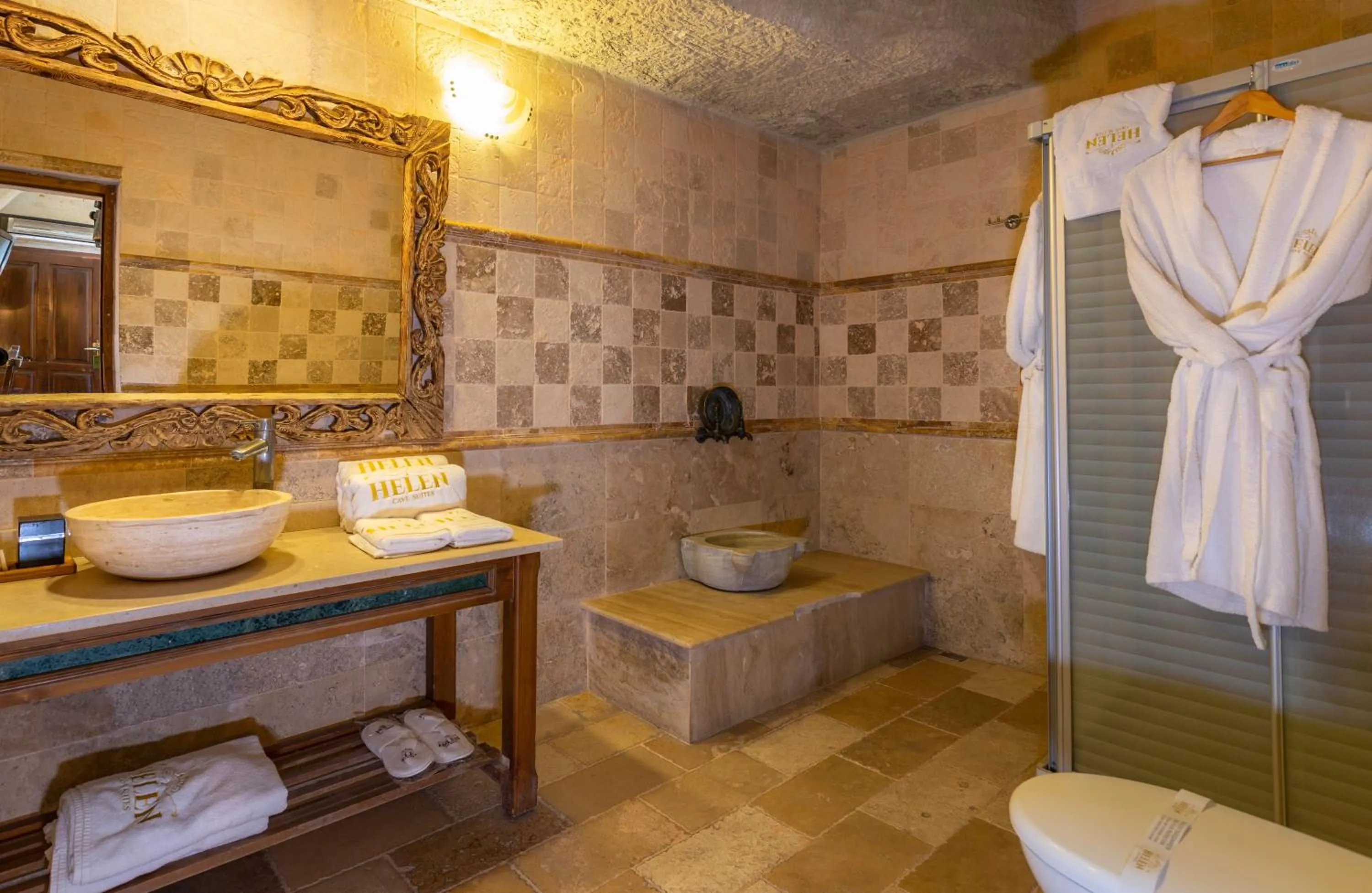Bathroom in Helen Cave Suites