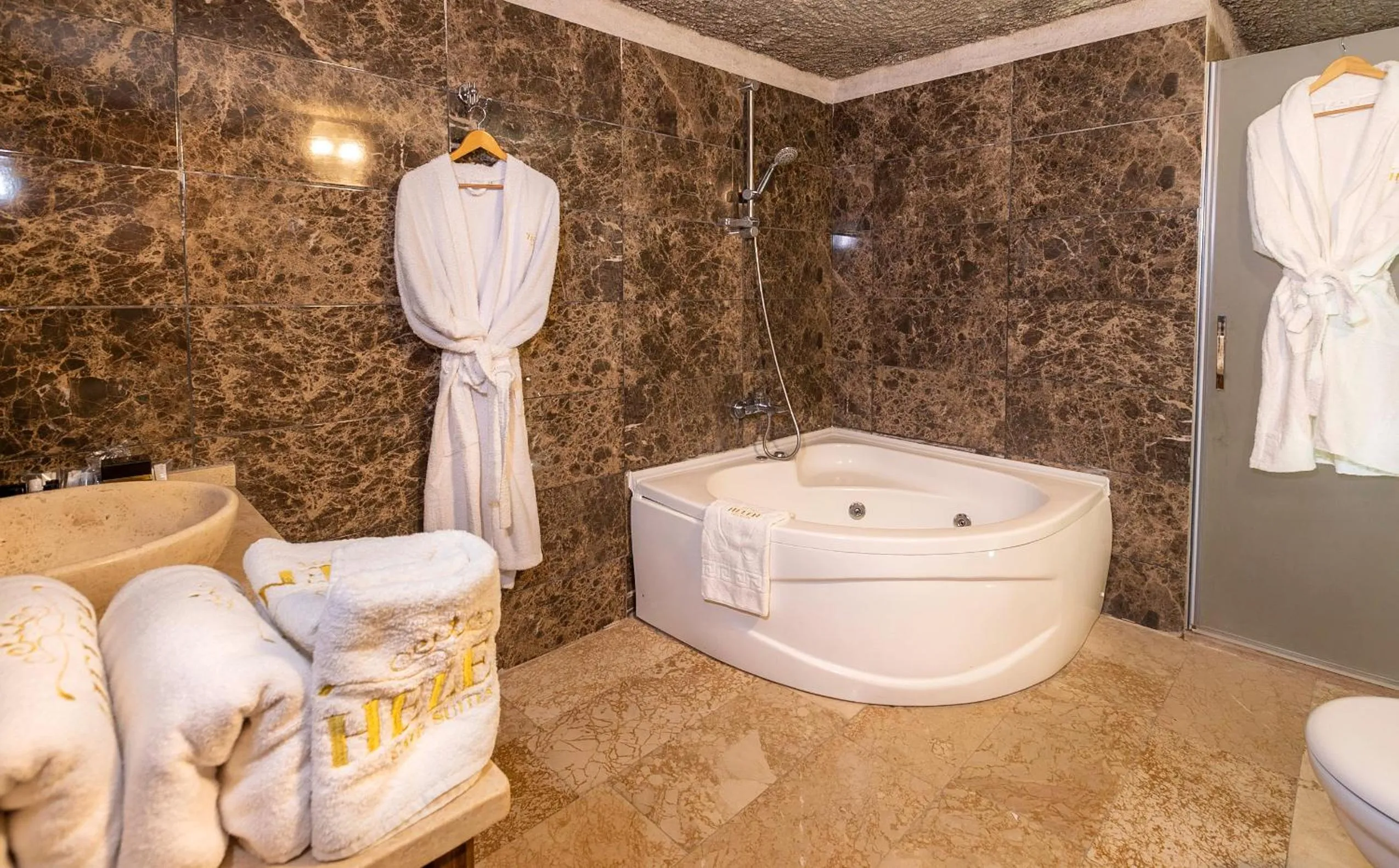 Bathroom in Helen Cave Suites