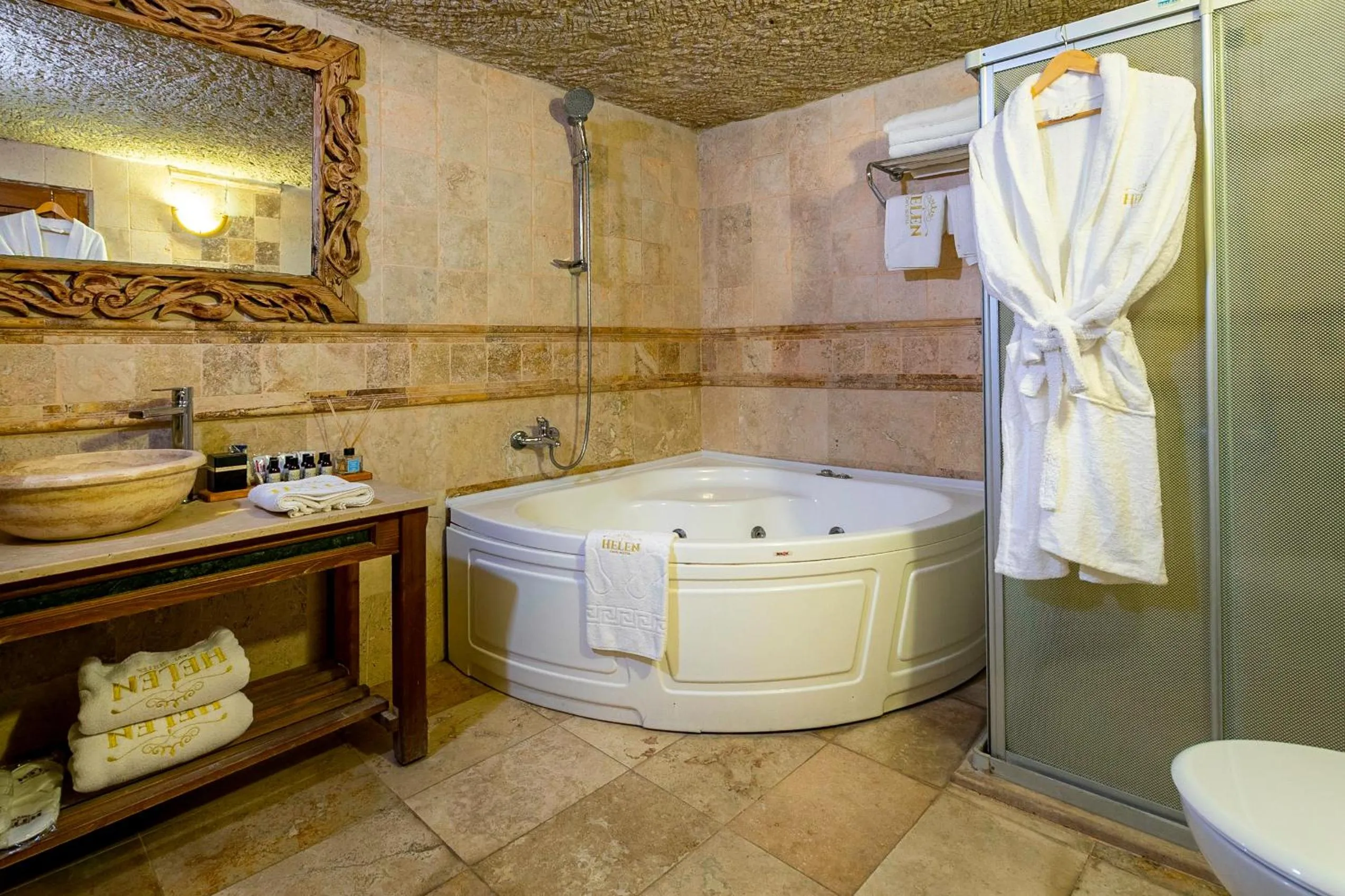 Bathroom in Helen Cave Suites
