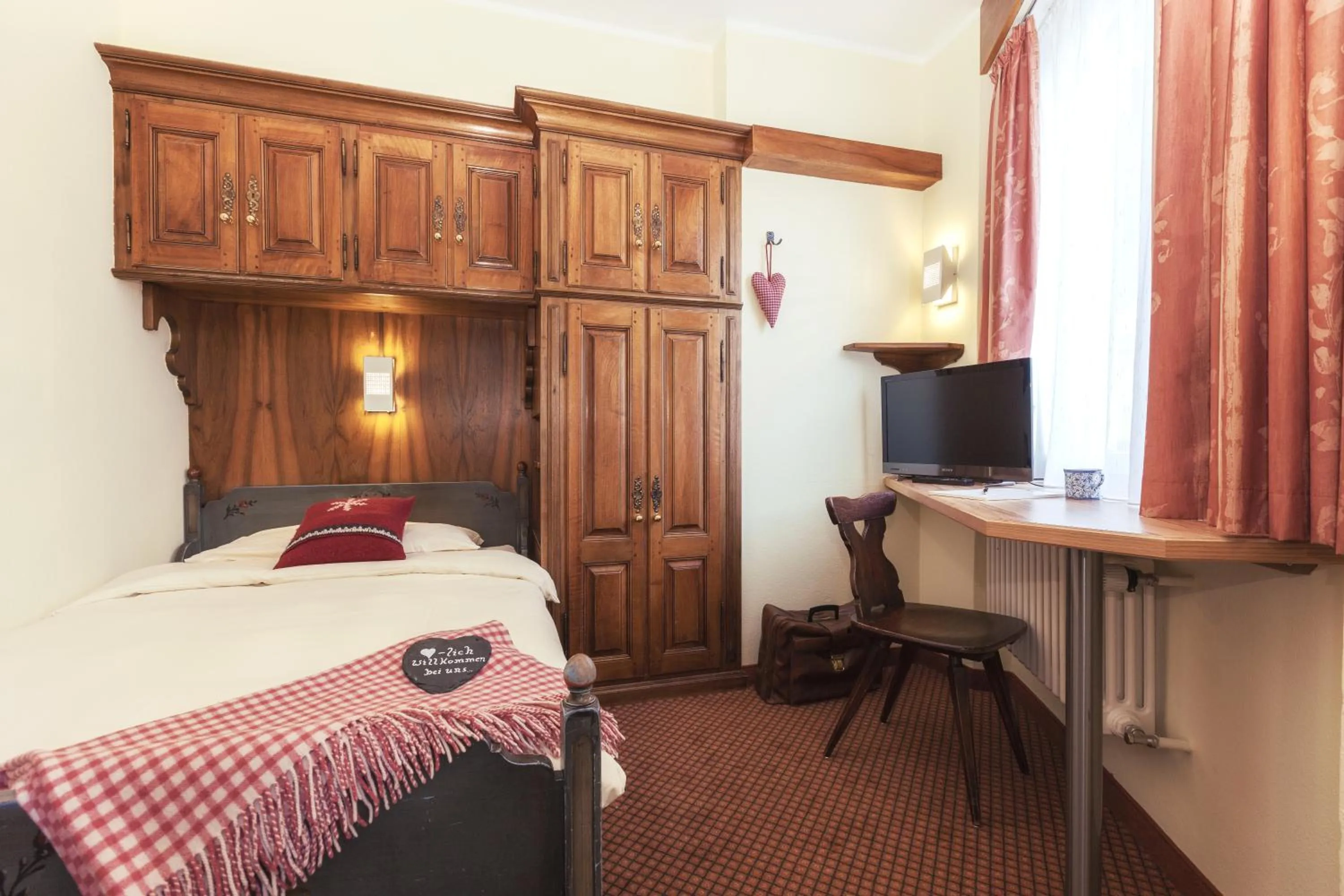 Photo of the whole room, Bed in Le Petit CHARME-INN