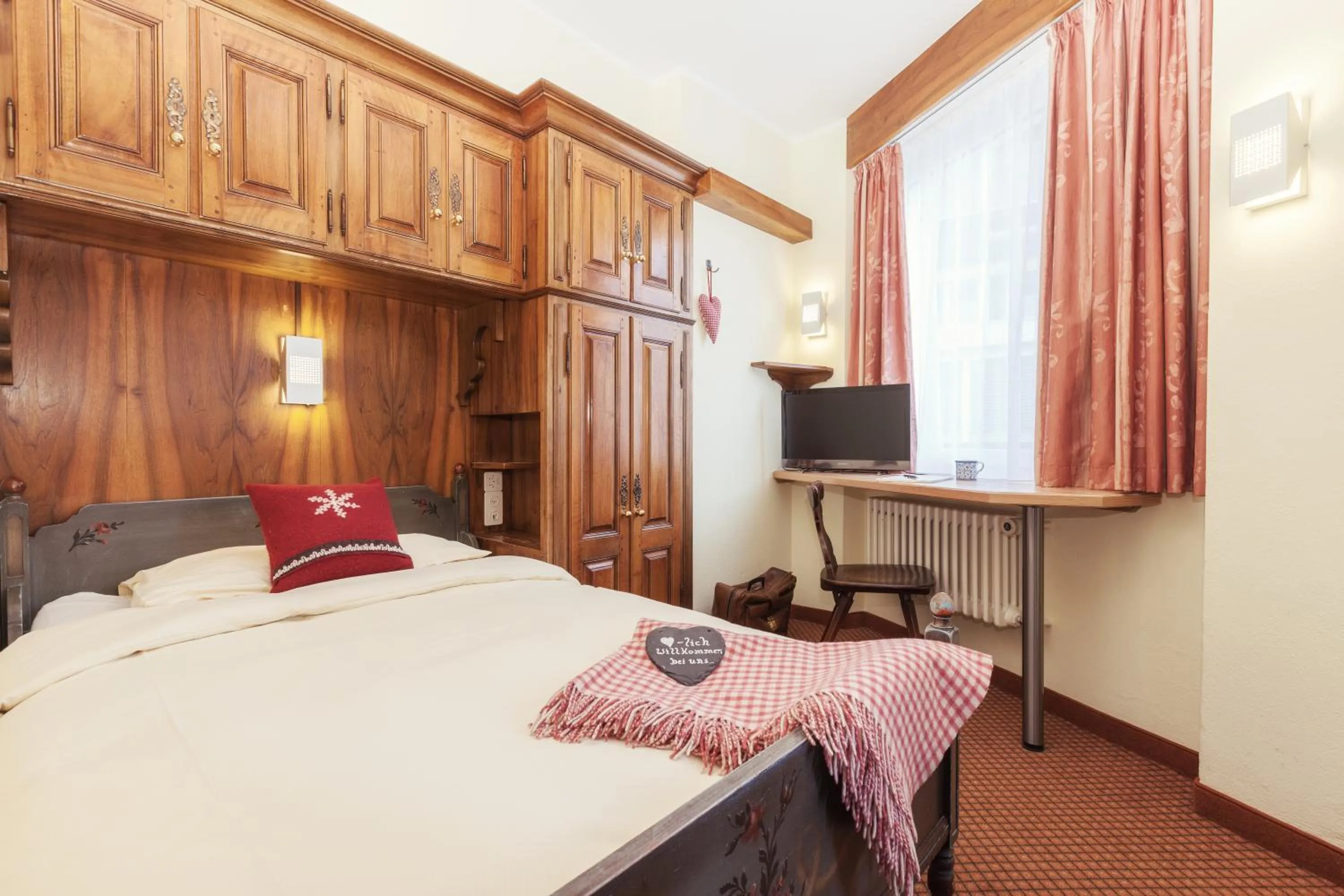 Photo of the whole room, Bed in Le Petit CHARME-INN