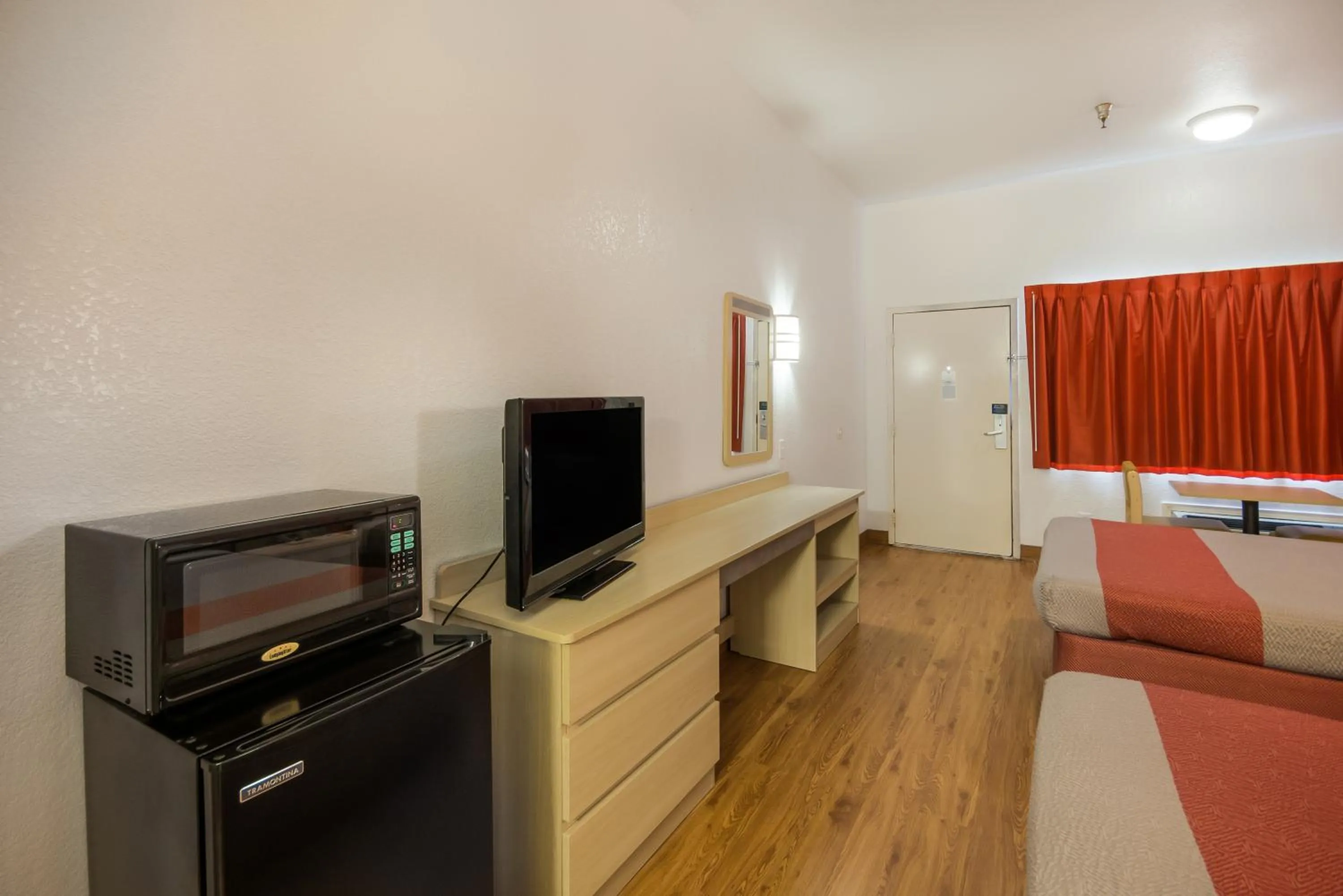 TV and multimedia in Americas Best Value Inn & Suites Humble