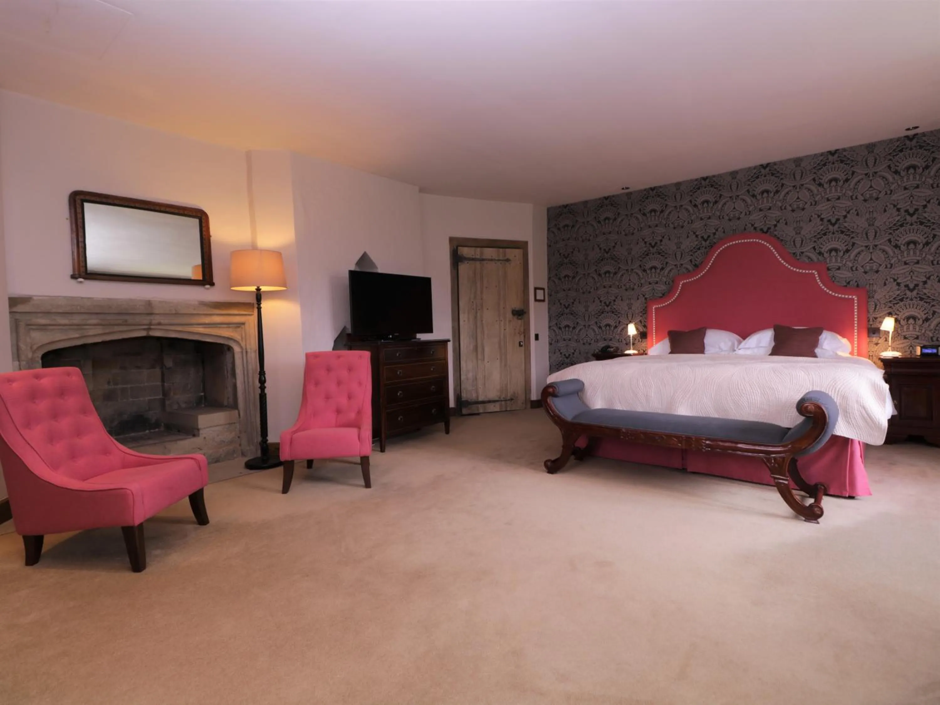 Photo of the whole room, Bed in Leeds Castle Maiden's Tower