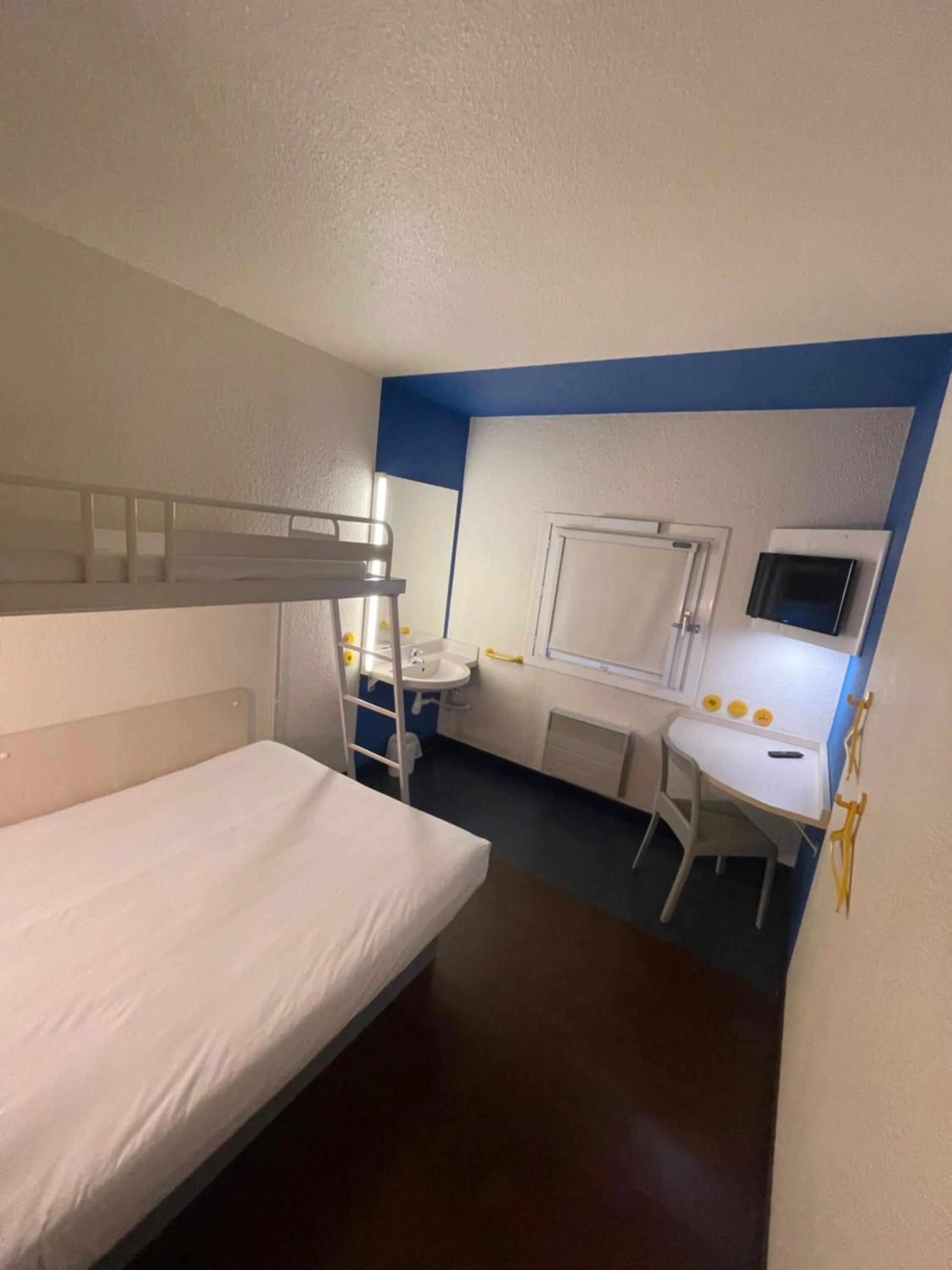 Photo of the whole room, Bed in Unisotel Bollène A7 Ex-Hotel F1