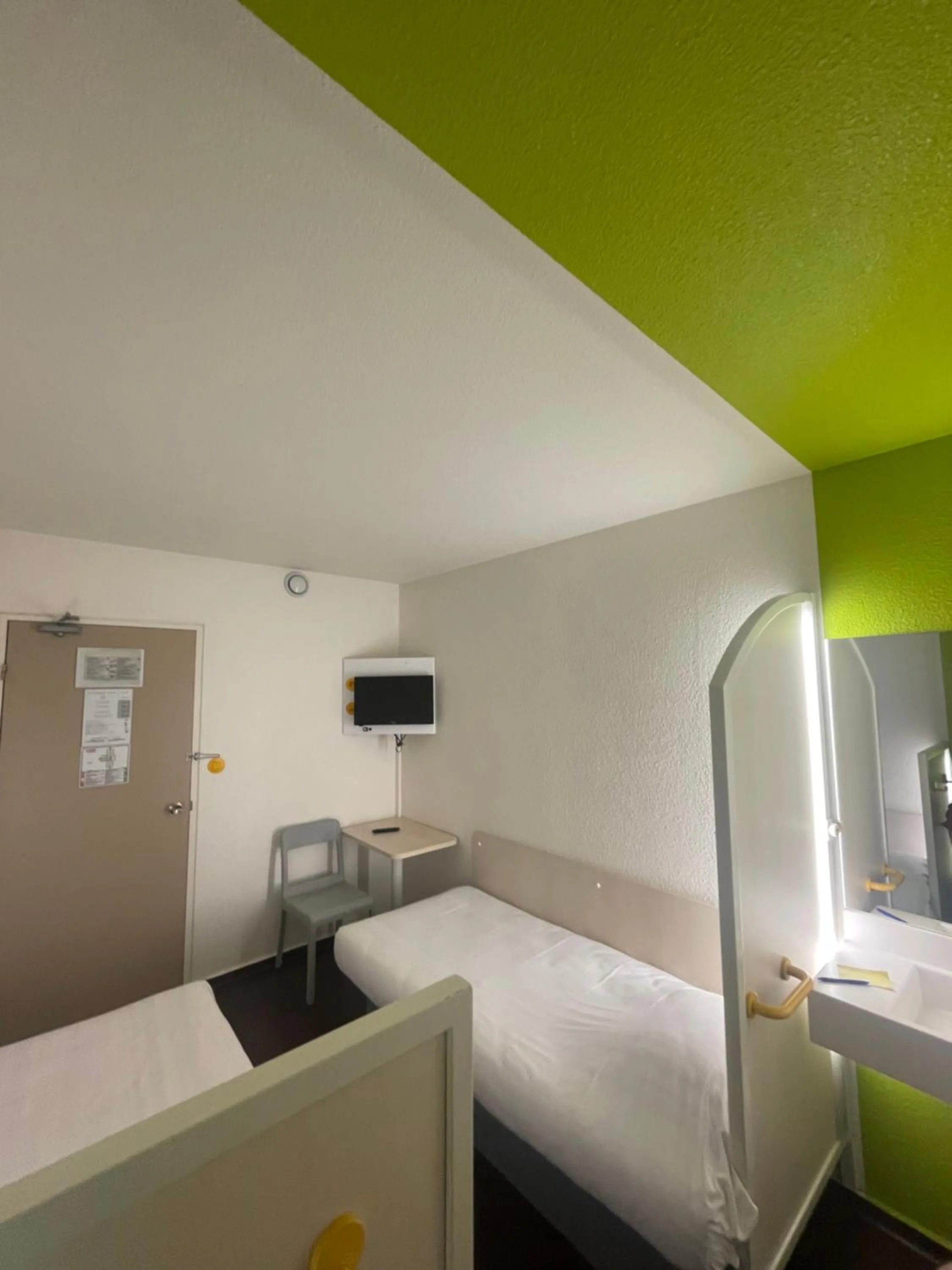 TV and multimedia, Bed in Unisotel Bollène A7 Ex-Hotel F1