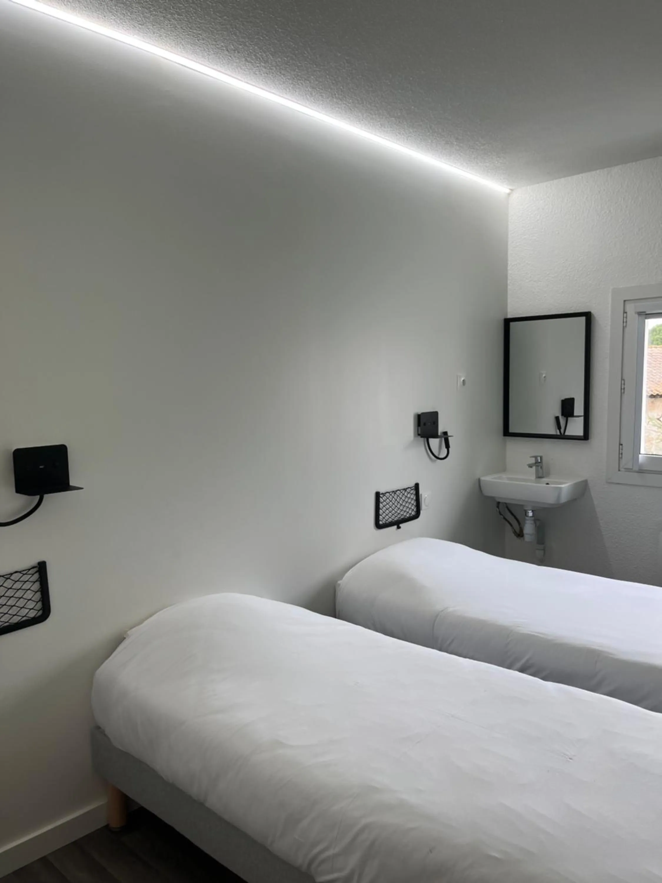 Bed in Unisotel Bollène A7 Ex-Hotel F1