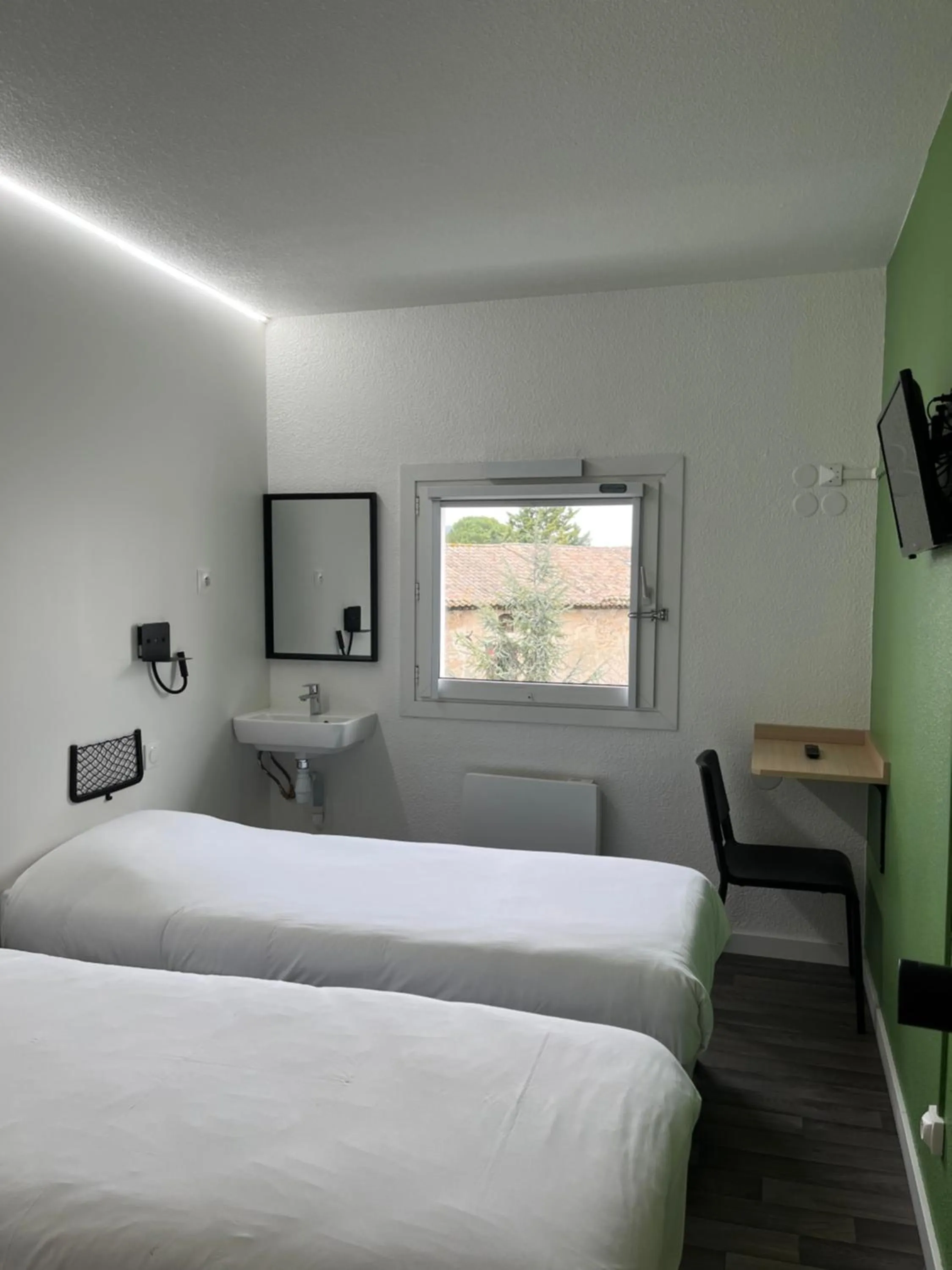 Bed in Unisotel Bollène A7 Ex-Hotel F1