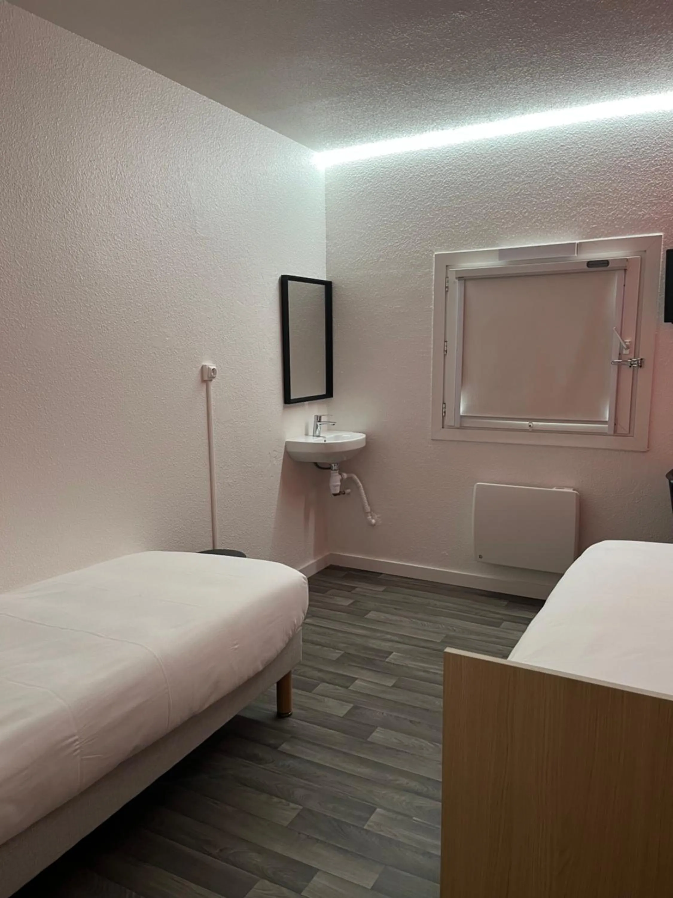 Bed in Unisotel Bollène A7 Ex-Hotel F1