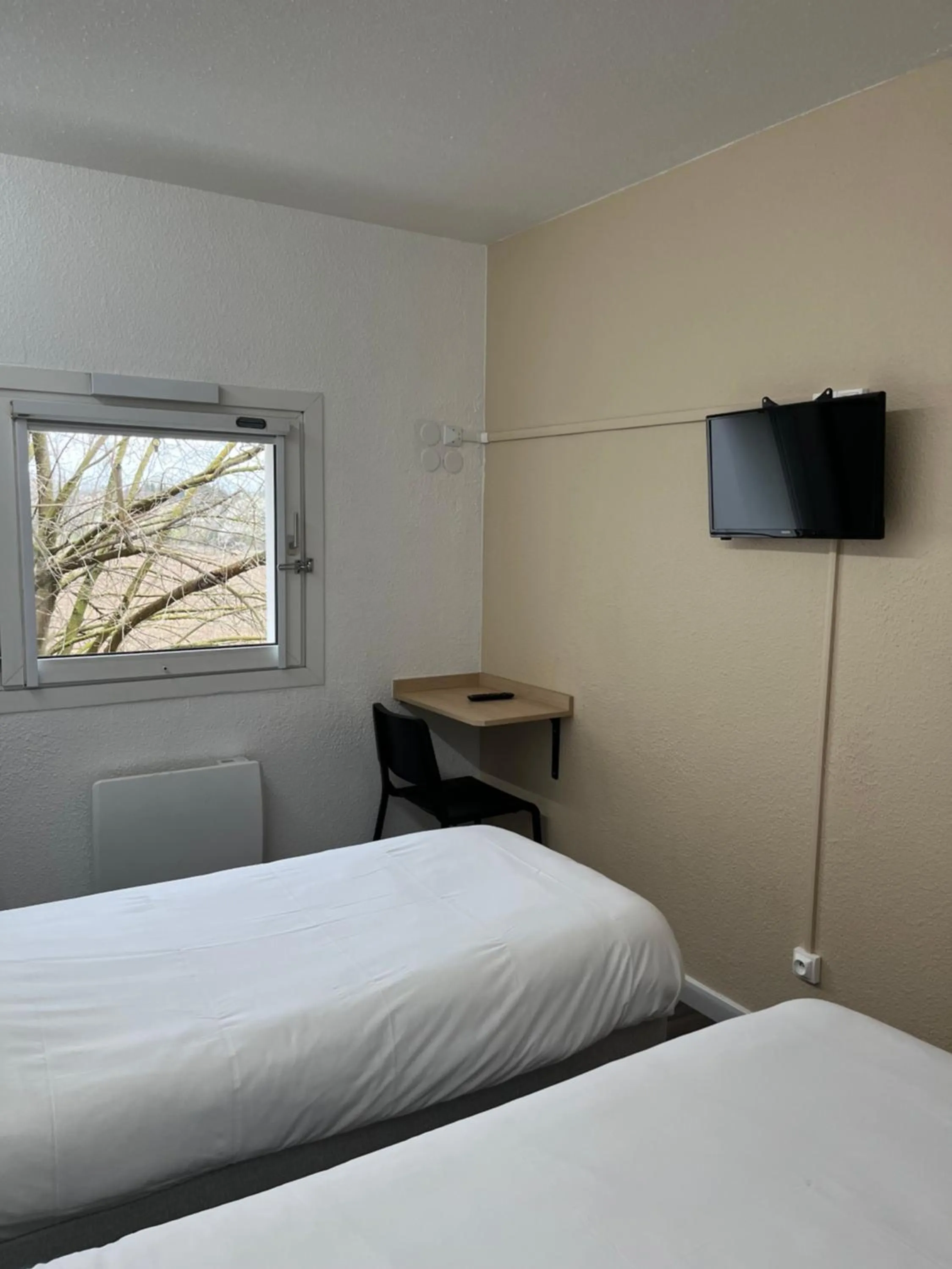 Bed in Unisotel Bollène A7 Ex-Hotel F1