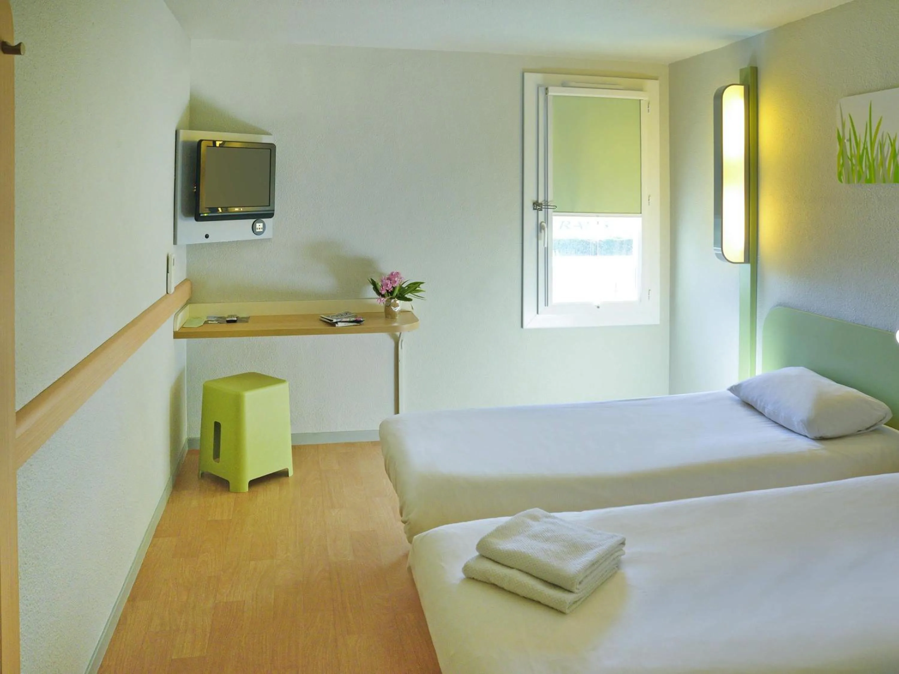 Bedroom, Bed in Ibis Budget Bollene