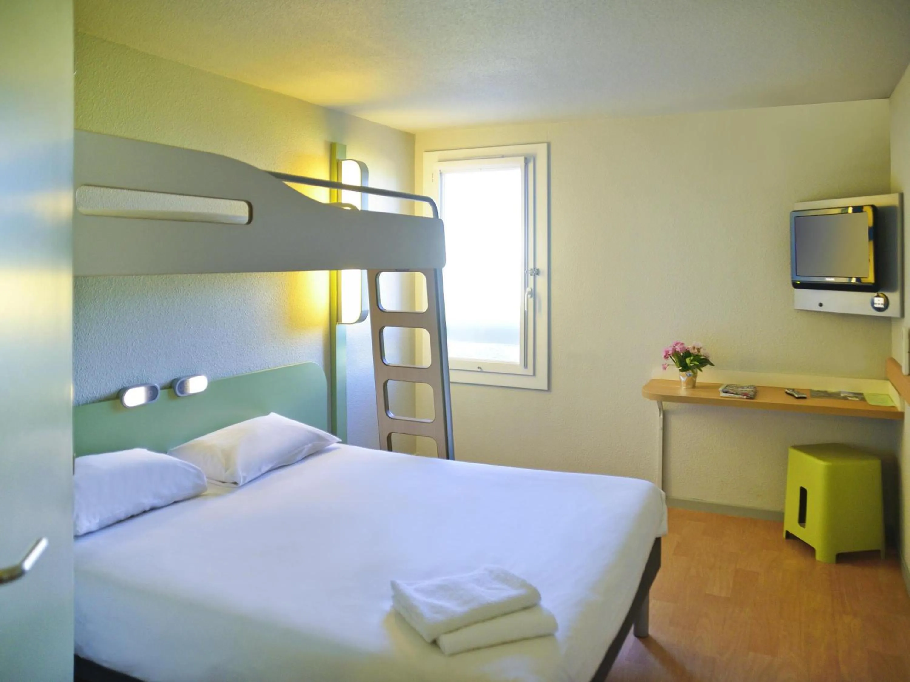 Bedroom, Bed in Ibis Budget Bollene