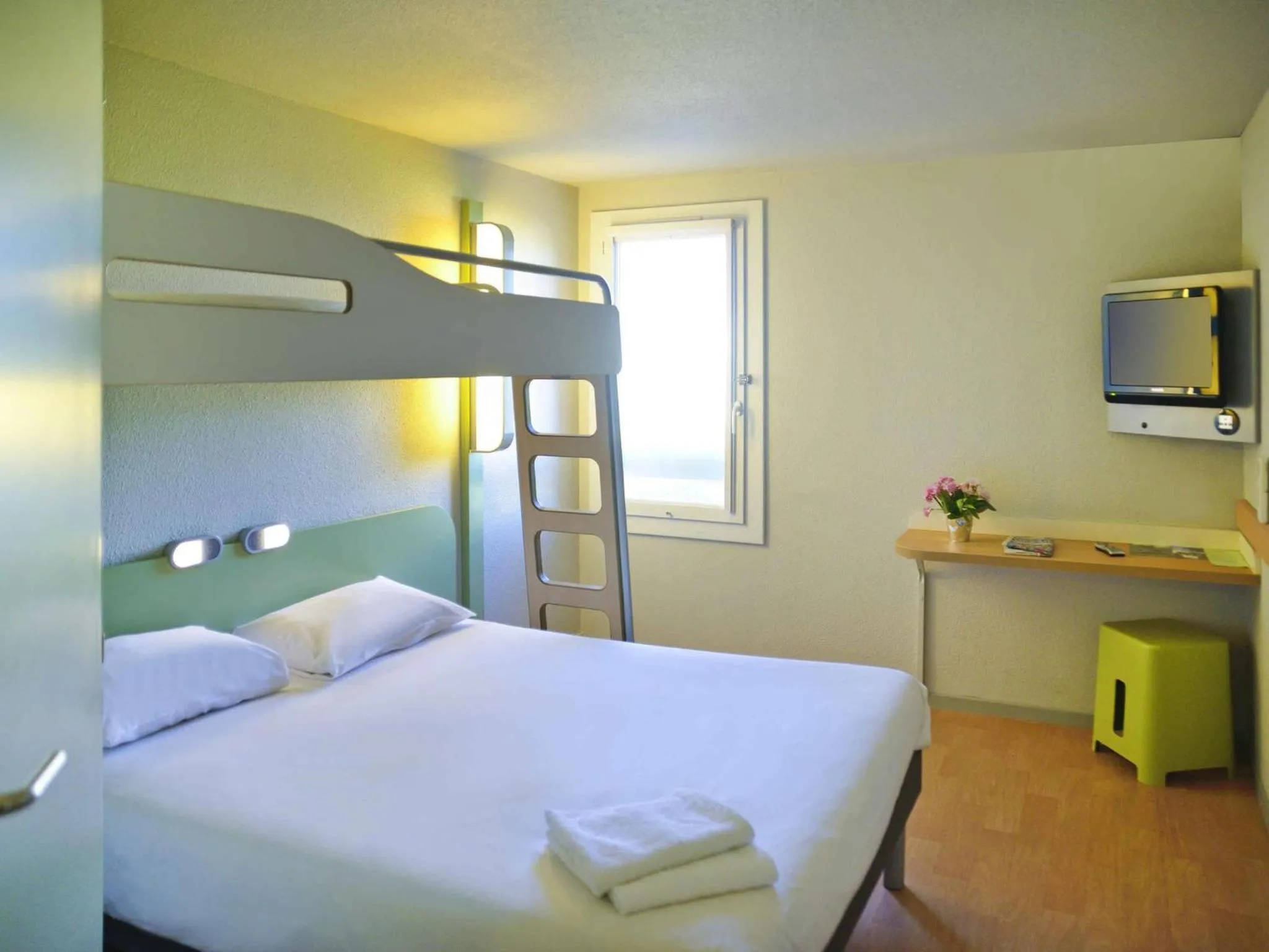 Bedroom, Bed in Ibis Budget Bollene