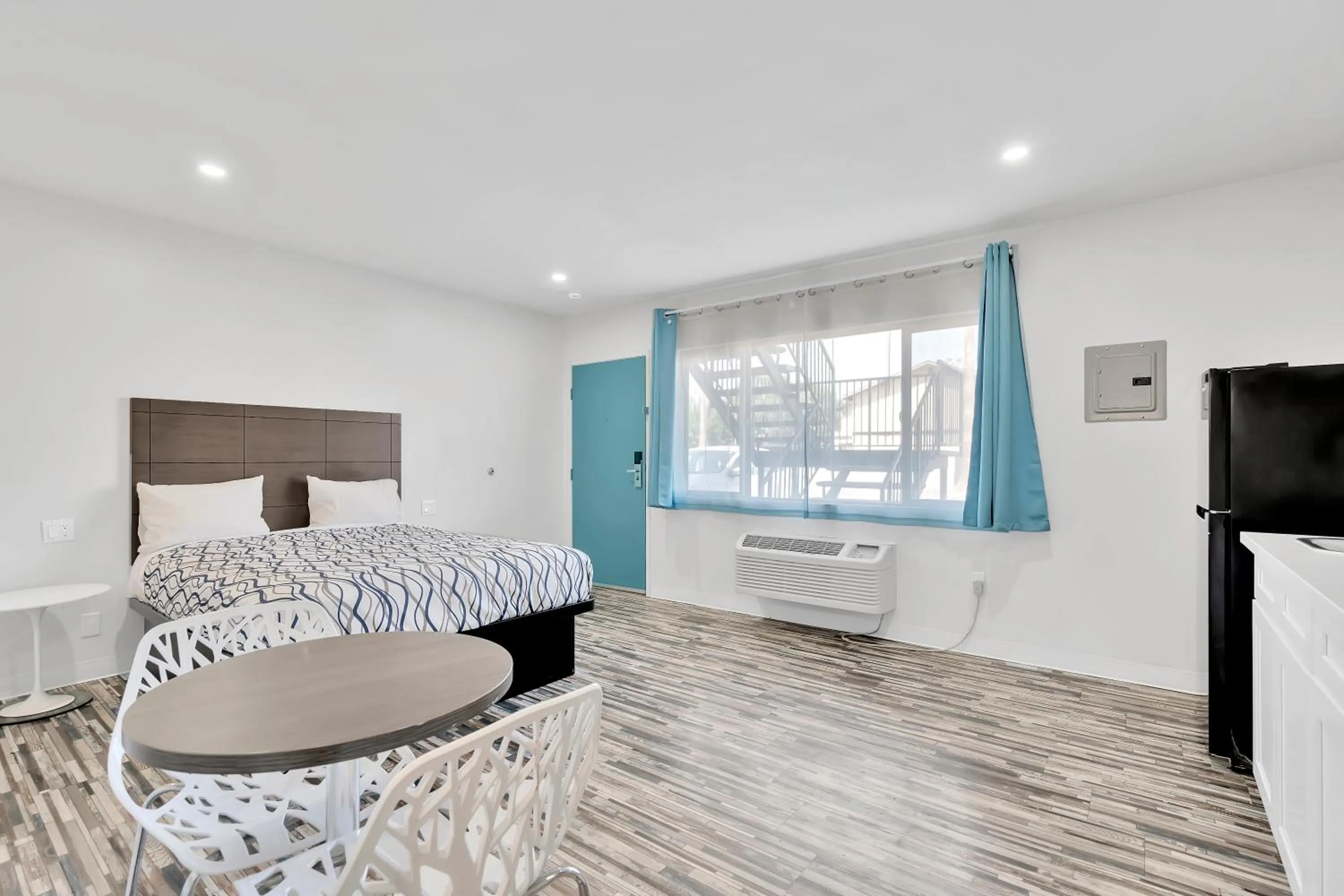 Bed in Tradewinds Motel