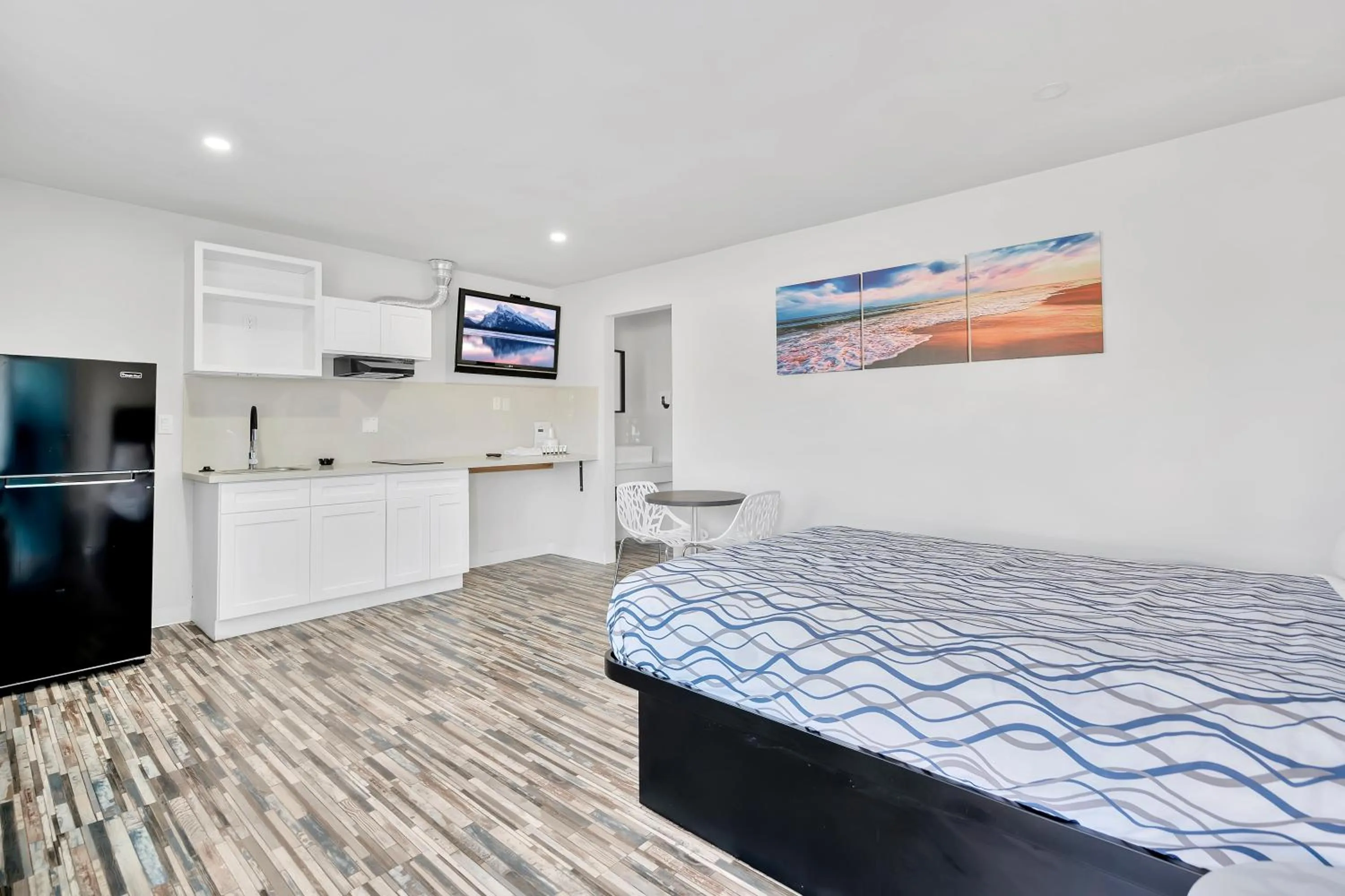 Bed in Tradewinds Motel