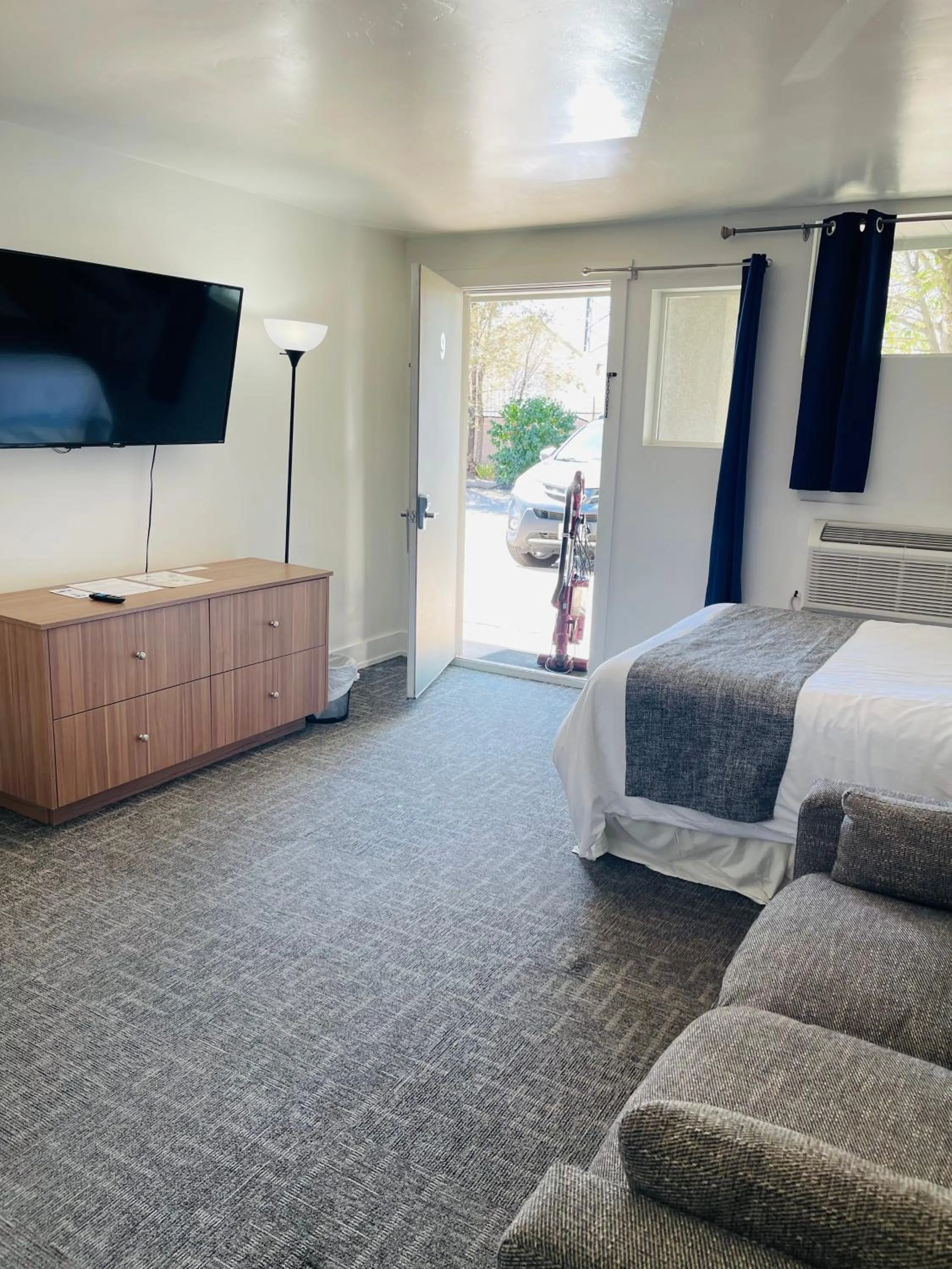 Communal lounge/ TV room in Blue Sage Inn & Suites