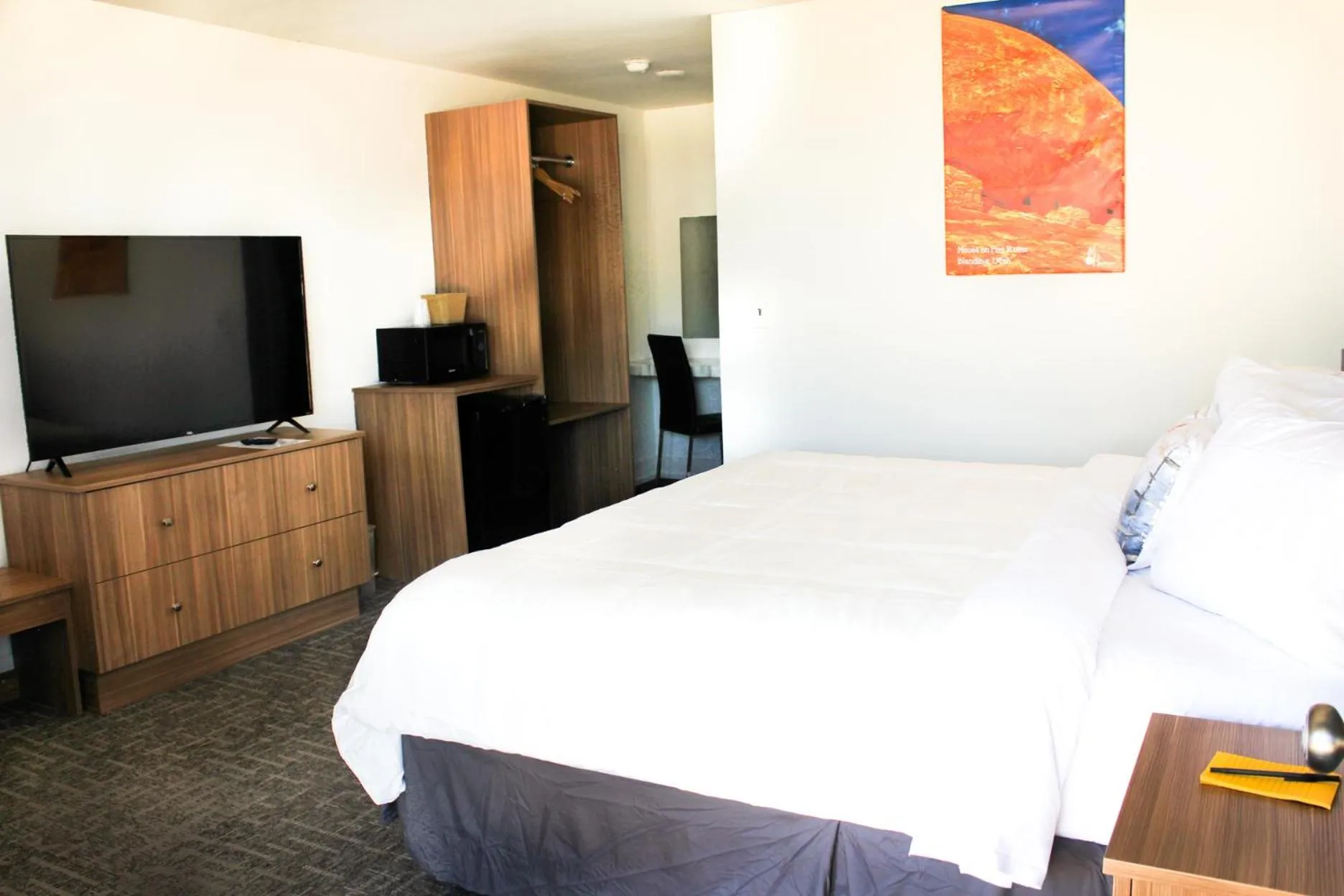 Bed in Blue Sage Inn & Suites