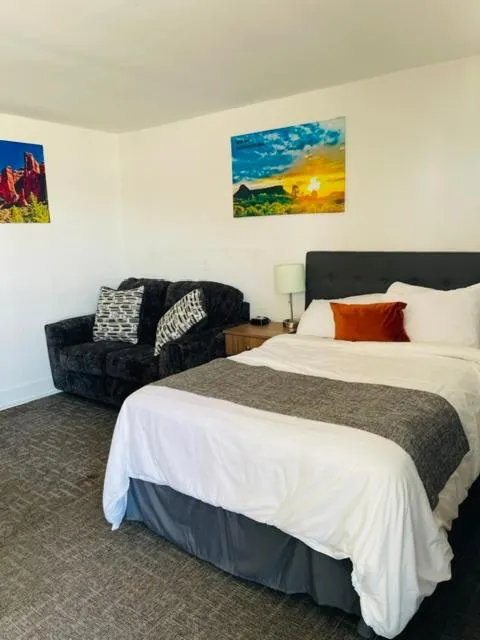 Bed in Blue Sage Inn & Suites