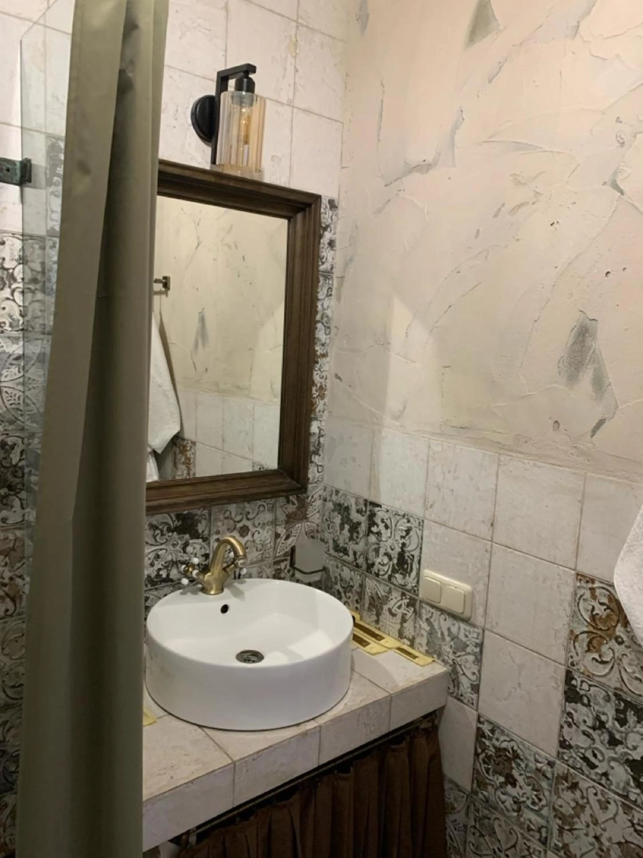 Shower in Boutique ETHNO HOTEL