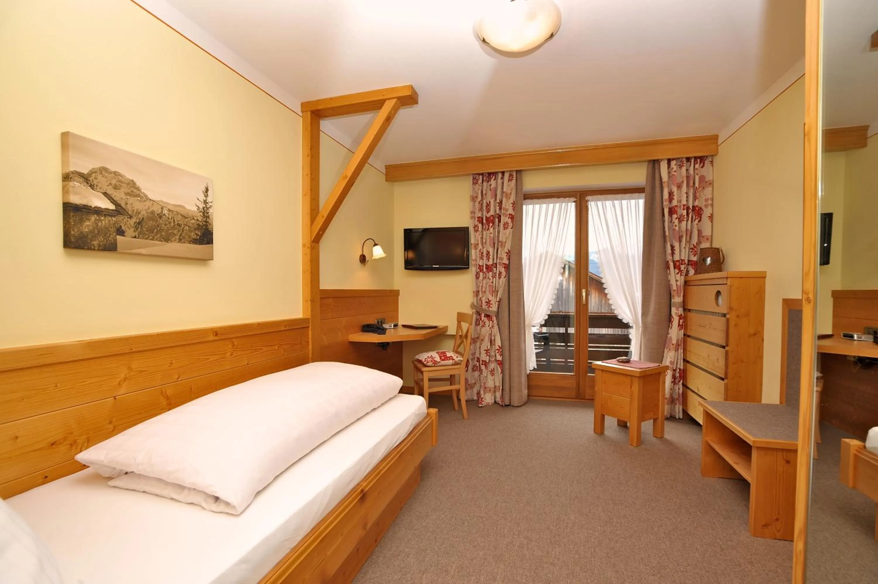 Photo of the whole room, Bed in Landgasthof Zur Post