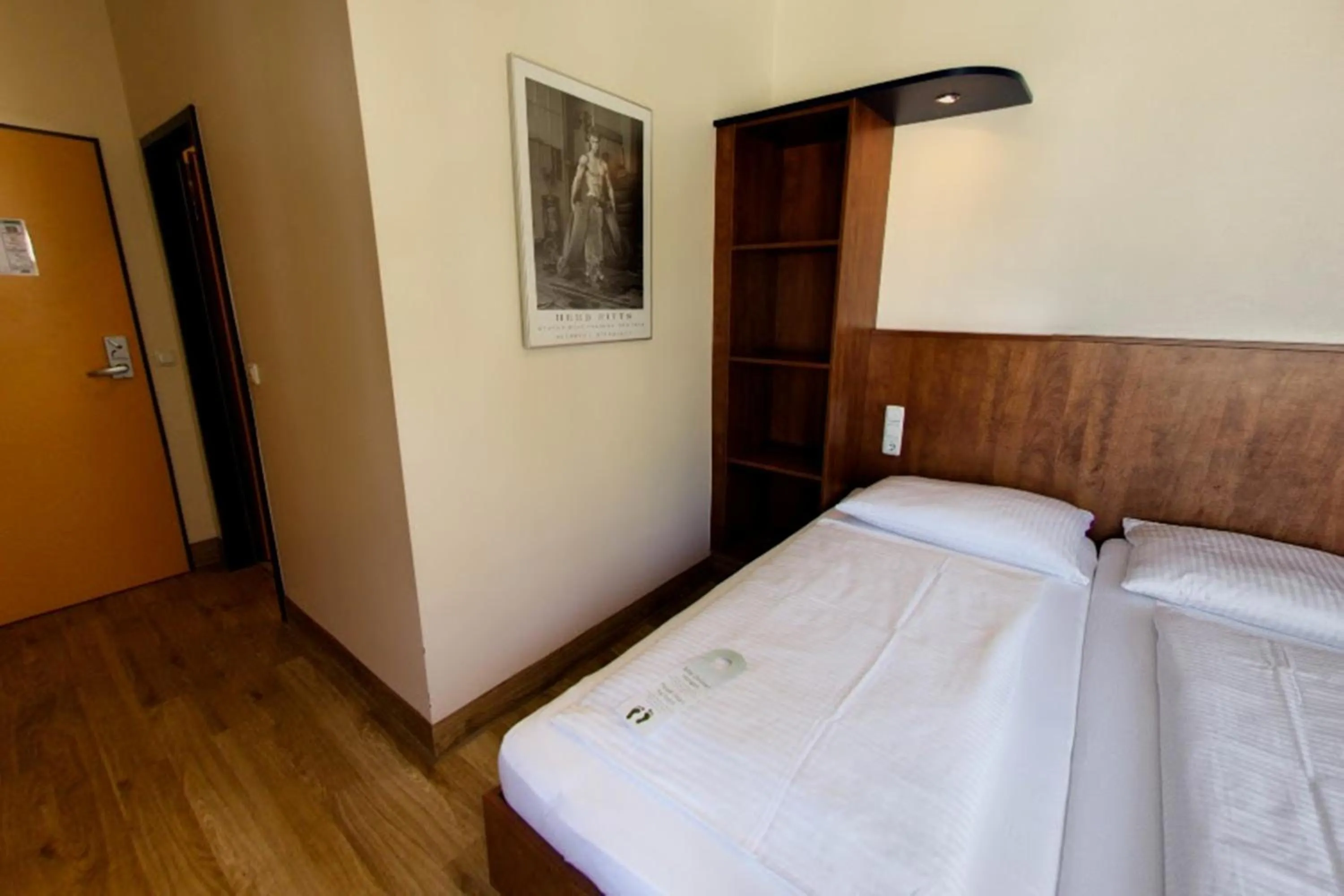 Photo of the whole room, Bed in smartMotel