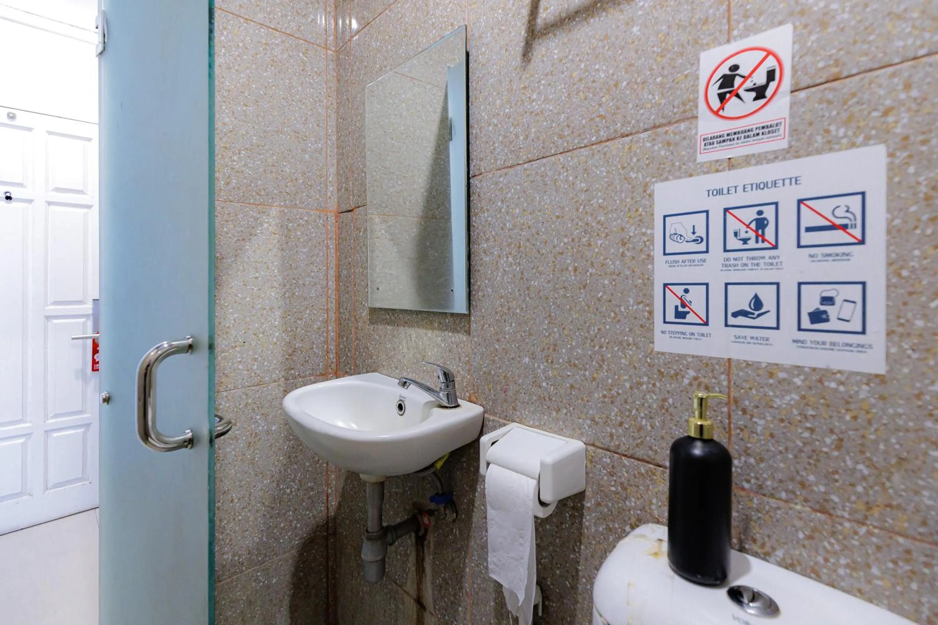 Bathroom in RedDoorz Plus Syariah near Museum Lampung