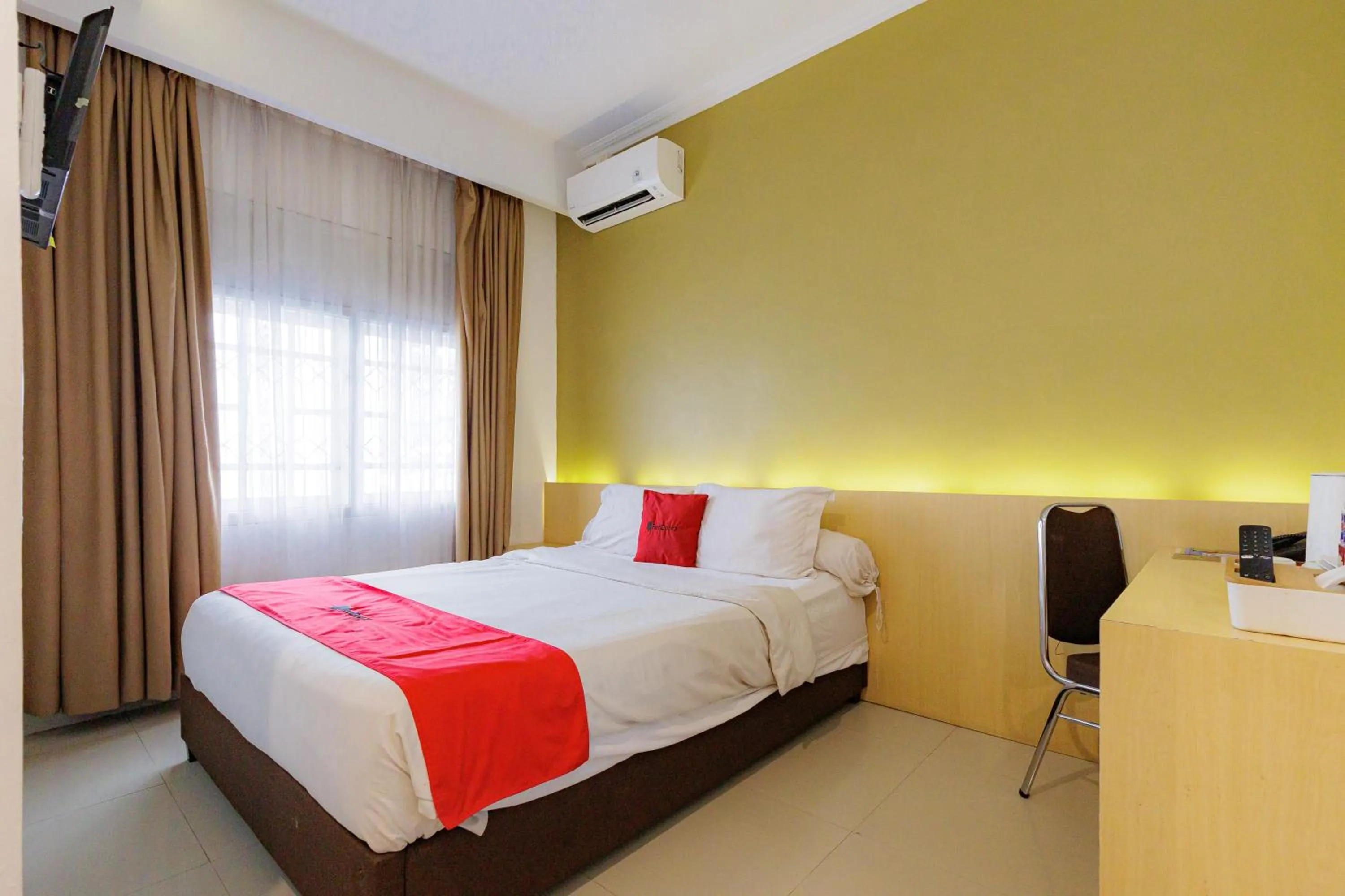 Bedroom, Bed in RedDoorz Plus Syariah near Museum Lampung