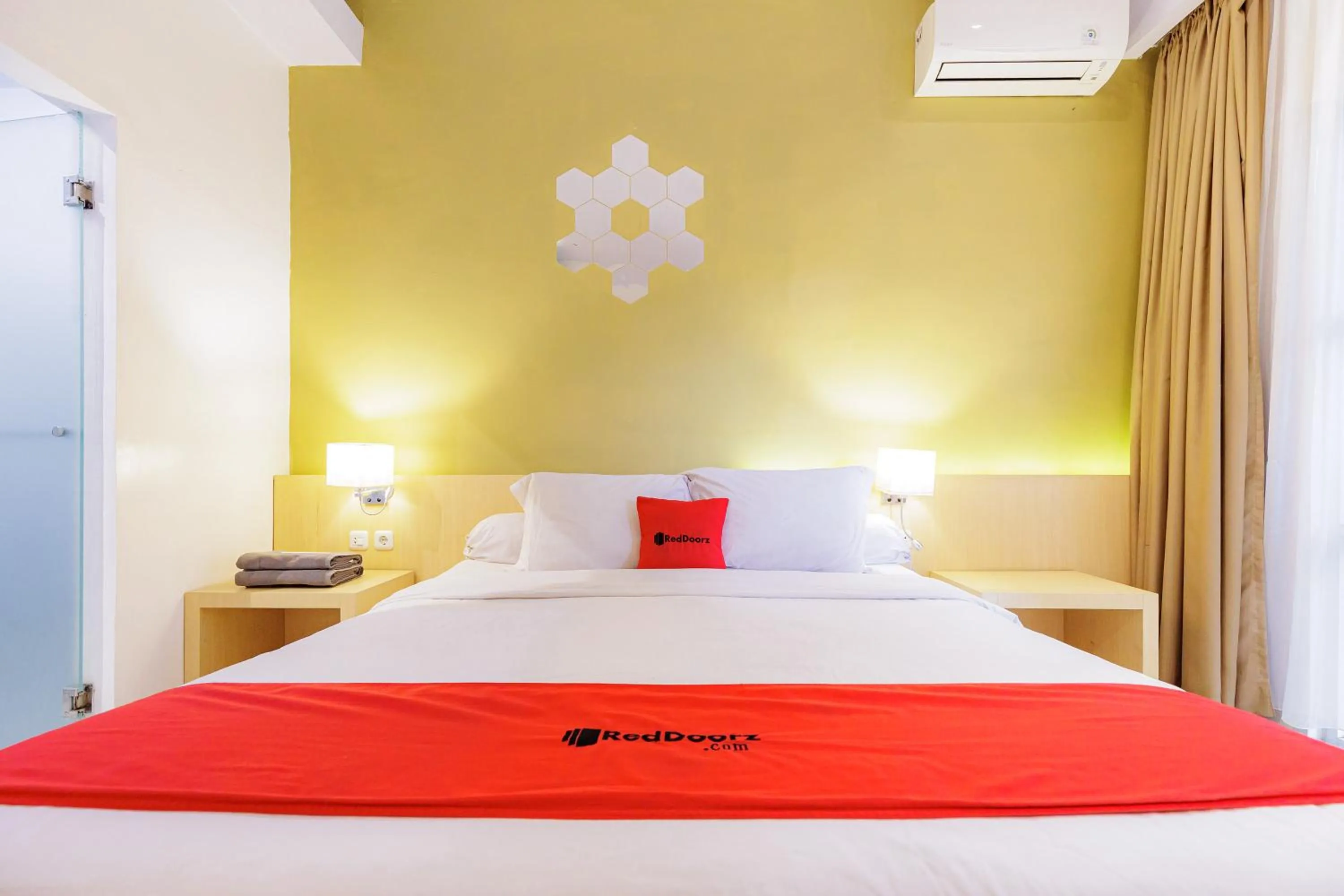 Bedroom, Bed in RedDoorz Plus Syariah near Museum Lampung