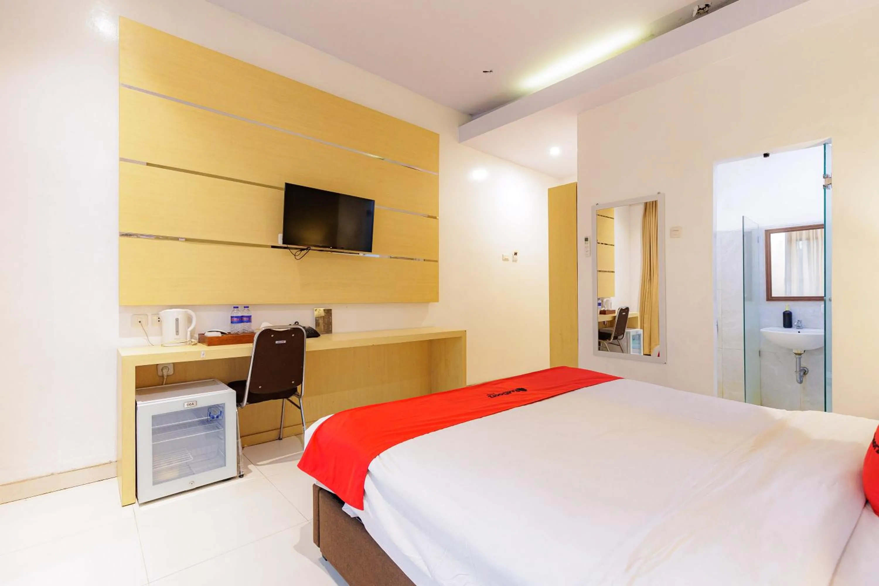 Bedroom, Bed in RedDoorz Plus Syariah near Museum Lampung